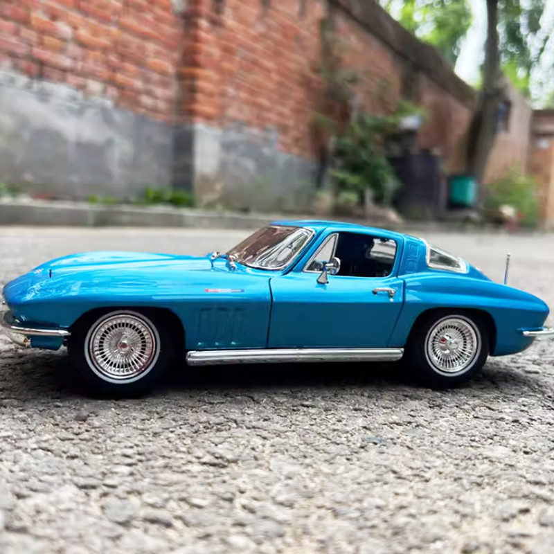 1:18 1965 Chevrolet Corvette Diecast Model