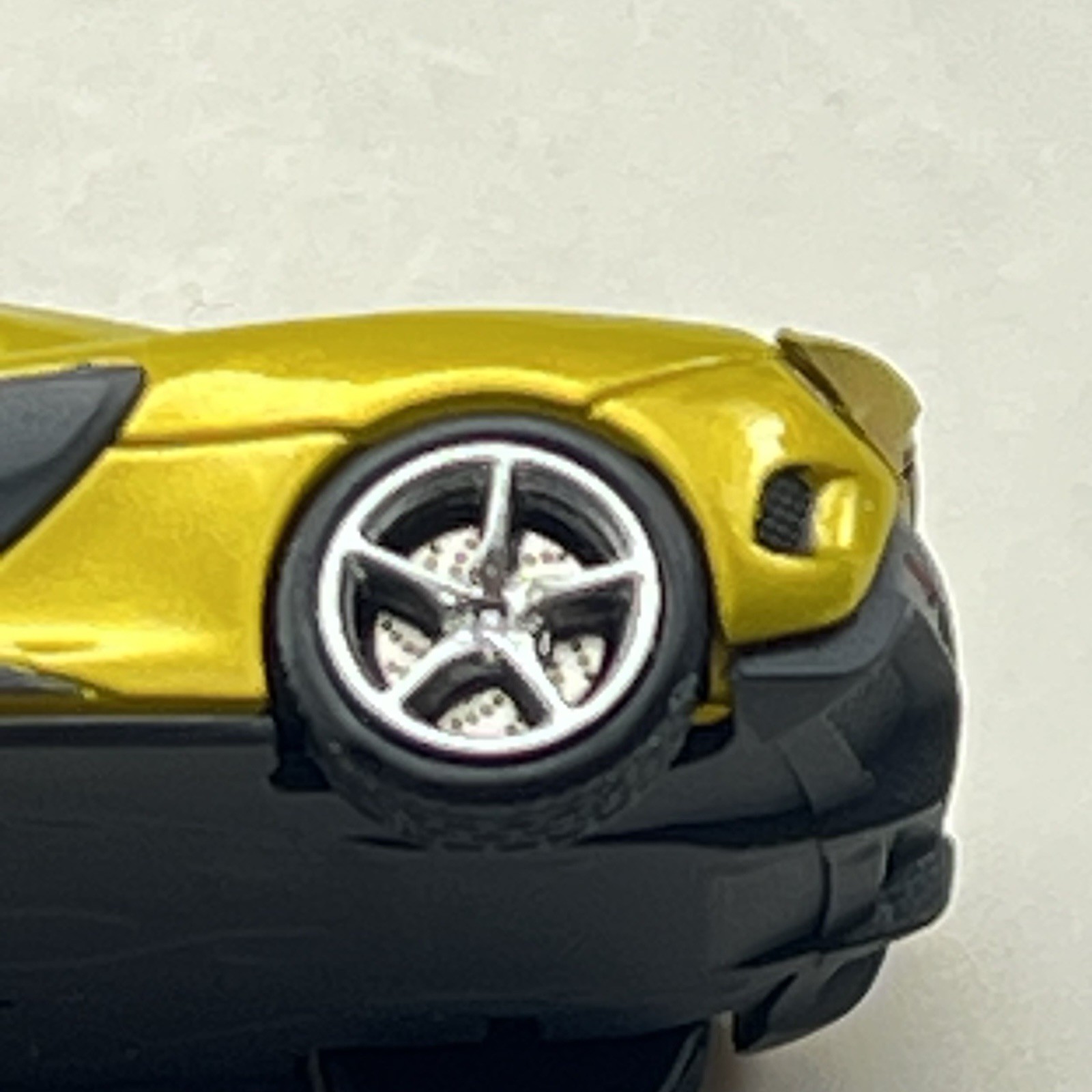 Minichamps 1/87 HO McLaren 675LT Spider 2016 Solis Yellow Metallic 870154434