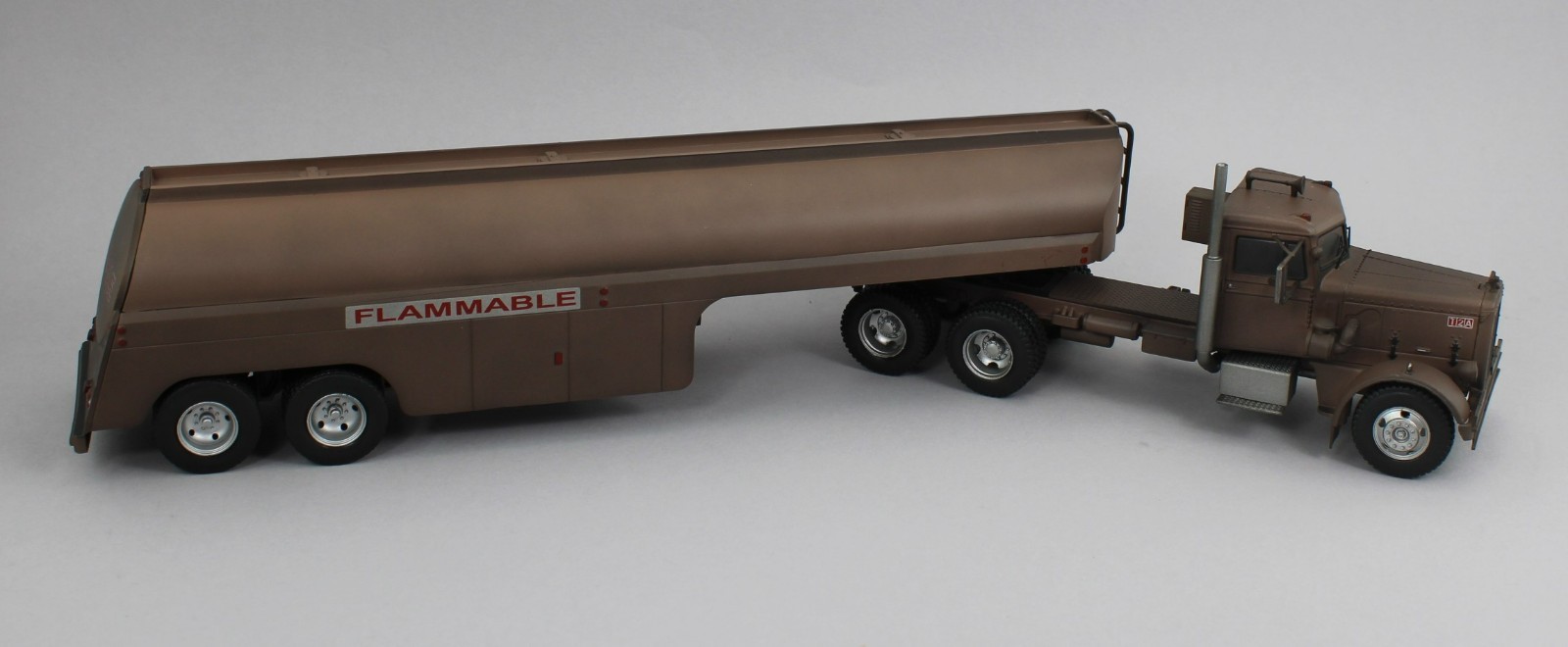 1:43 IXO Models *DUEL MOVIE* Rusty 1955 PETERBILT 281 w/Fuel Tanker *NIB*