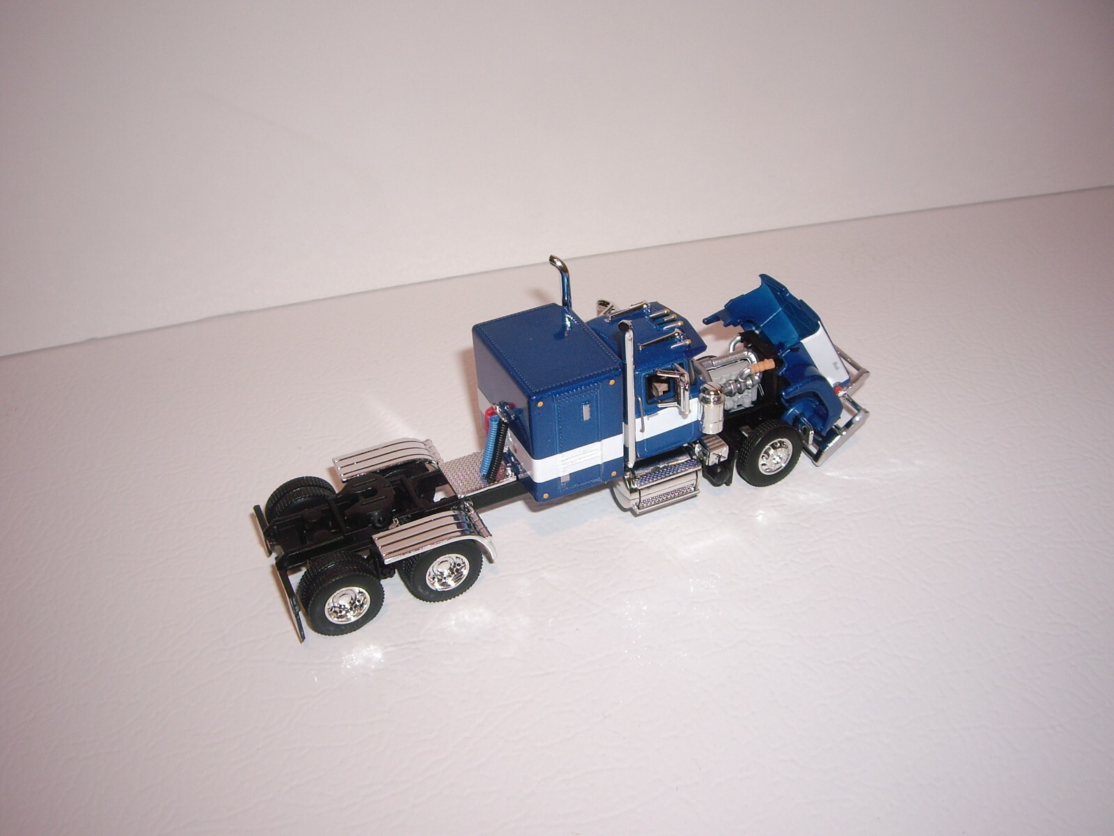 DCP FIRST GEAR 1/64 BLUE AND WHITE MACK SUPERLINER WITH 60″ SLEEPER