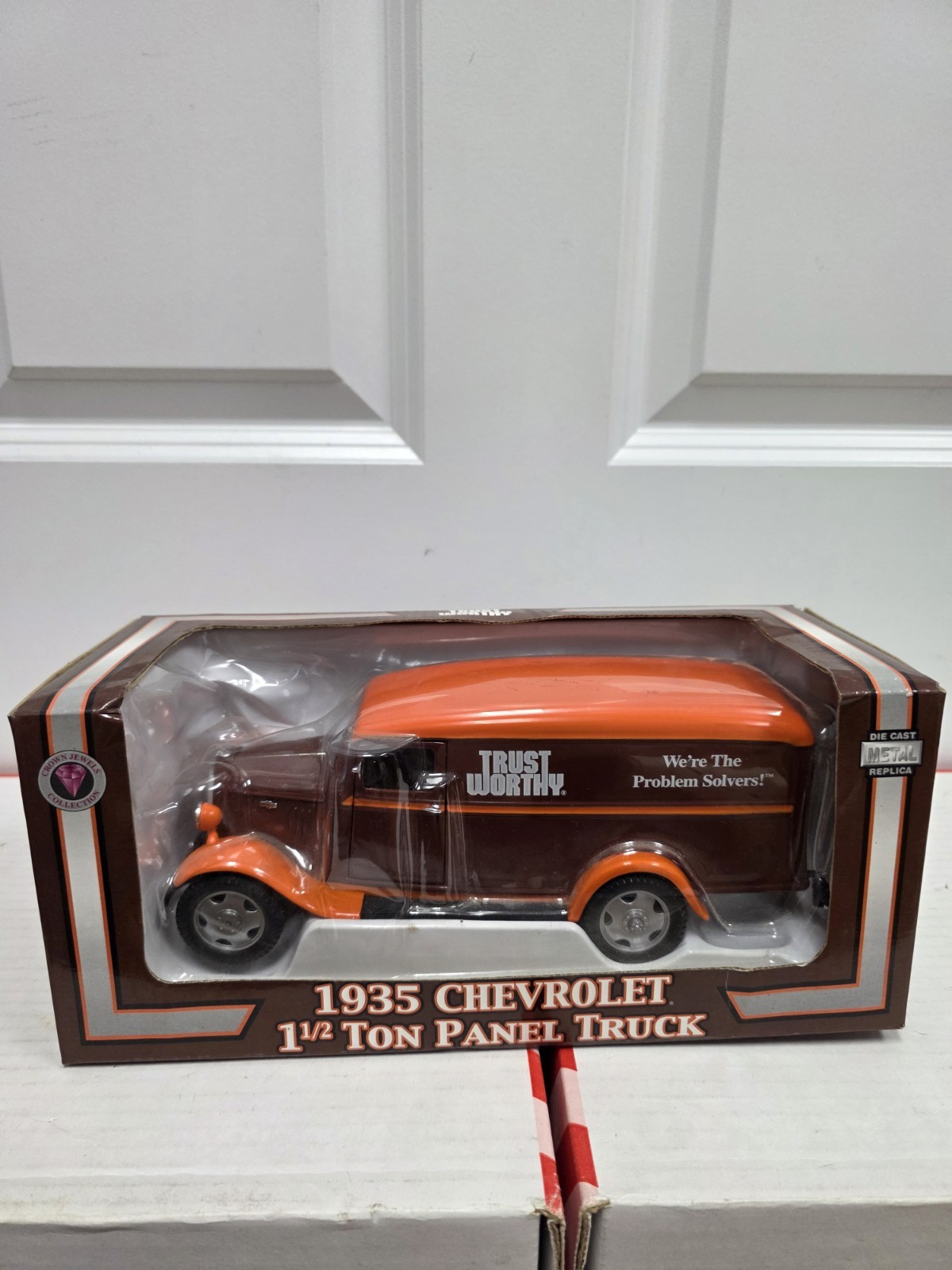 Trustworthy 1:18 Chevrolet 1 1/2 Ton Panel Truck 1935 Orange Brown Diecast – New