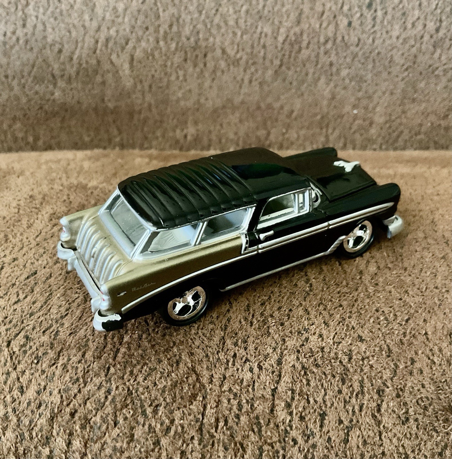 Johnny Lightning 1956 Black/Gold Chevy Nomad – Storage Tin – Very Nice
