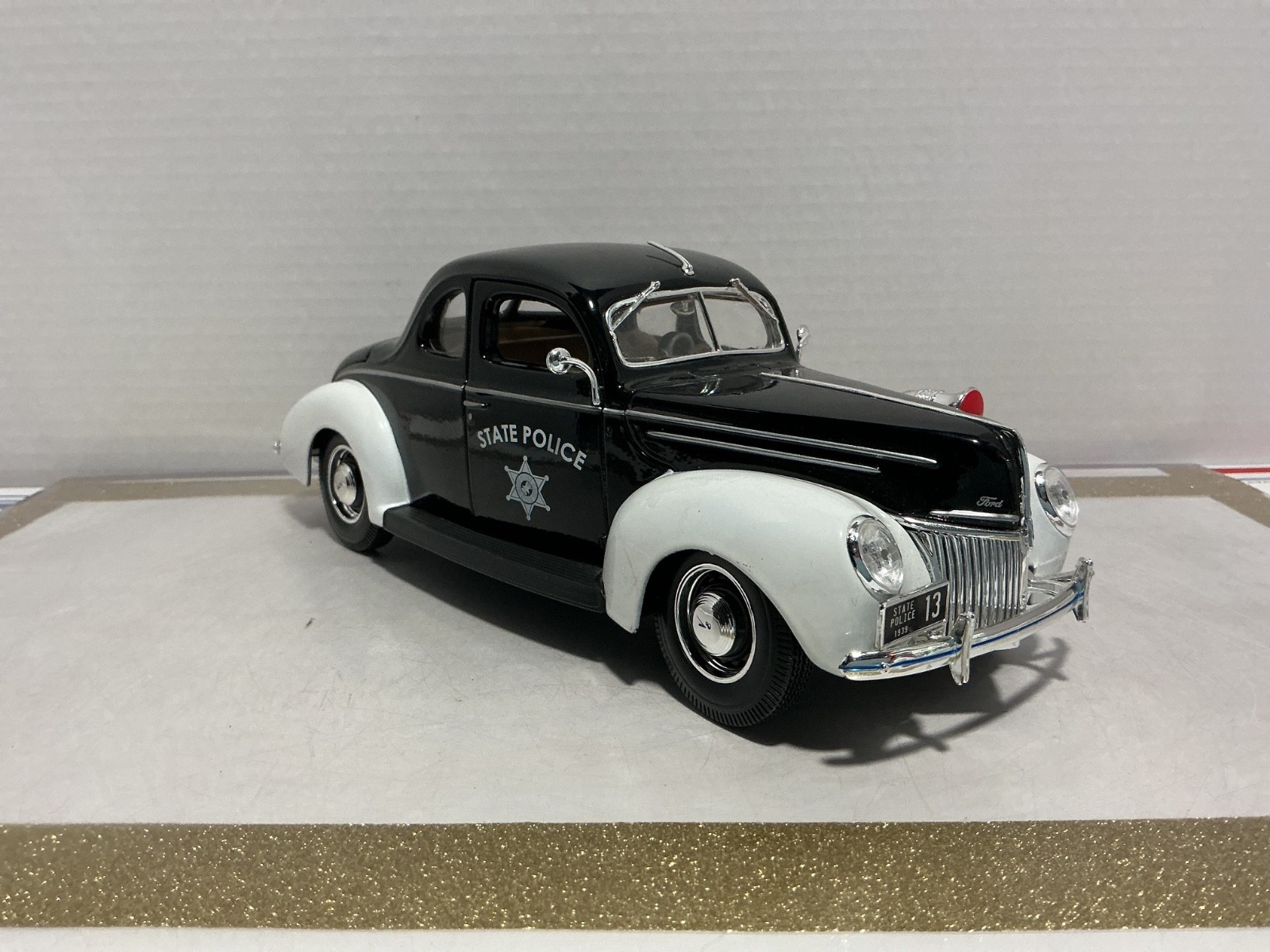 1/18 MAISTO 1939 FORD DELUXE TATE POLICE WHITE/BLACK ON TAN
