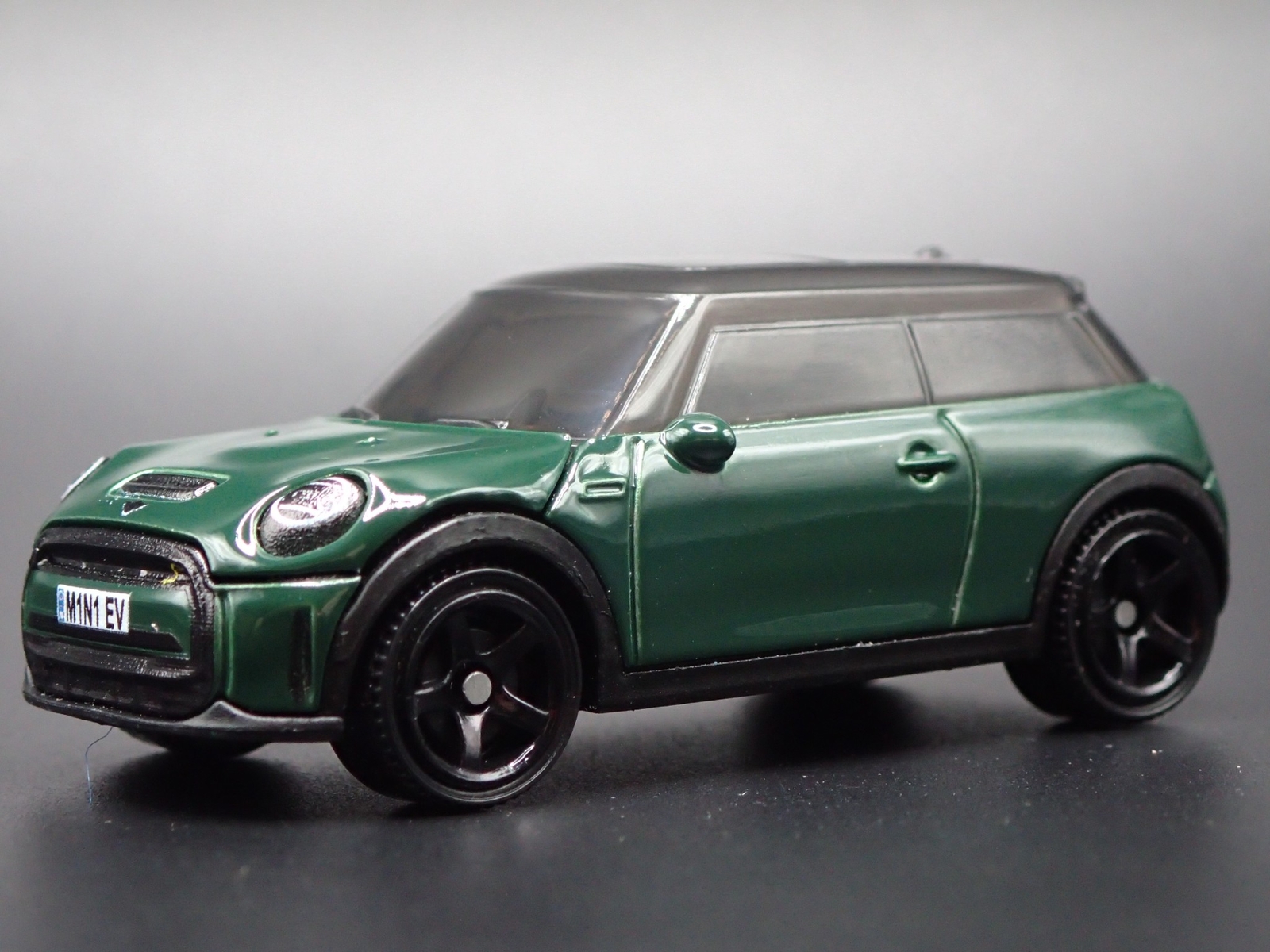 2020 – 2024 MINI COOPER SE EV GREEN 1:64 SCALE DIORAMA DIECAST MODEL CAR