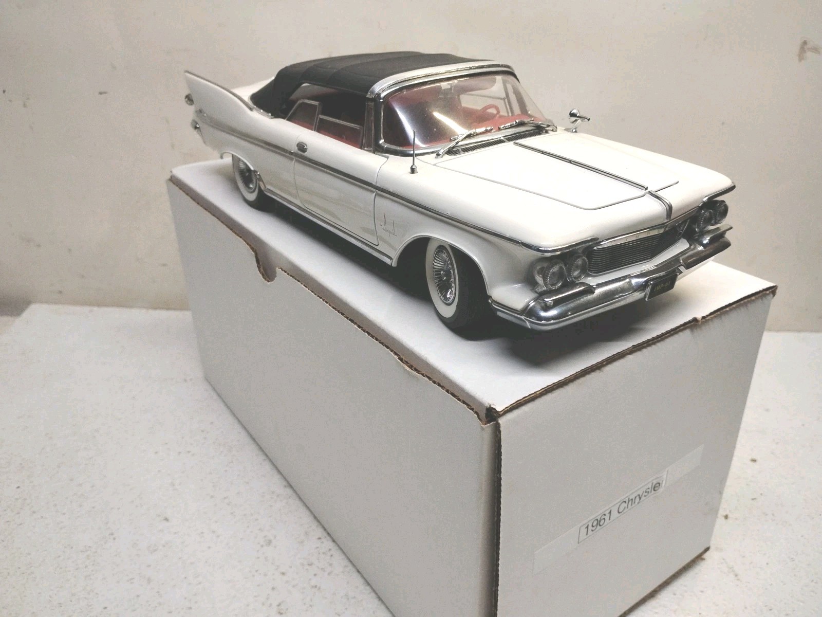 Yat Ming Road Signature 1961 Imperial Crown Convertible White 1:18 Removable Top
