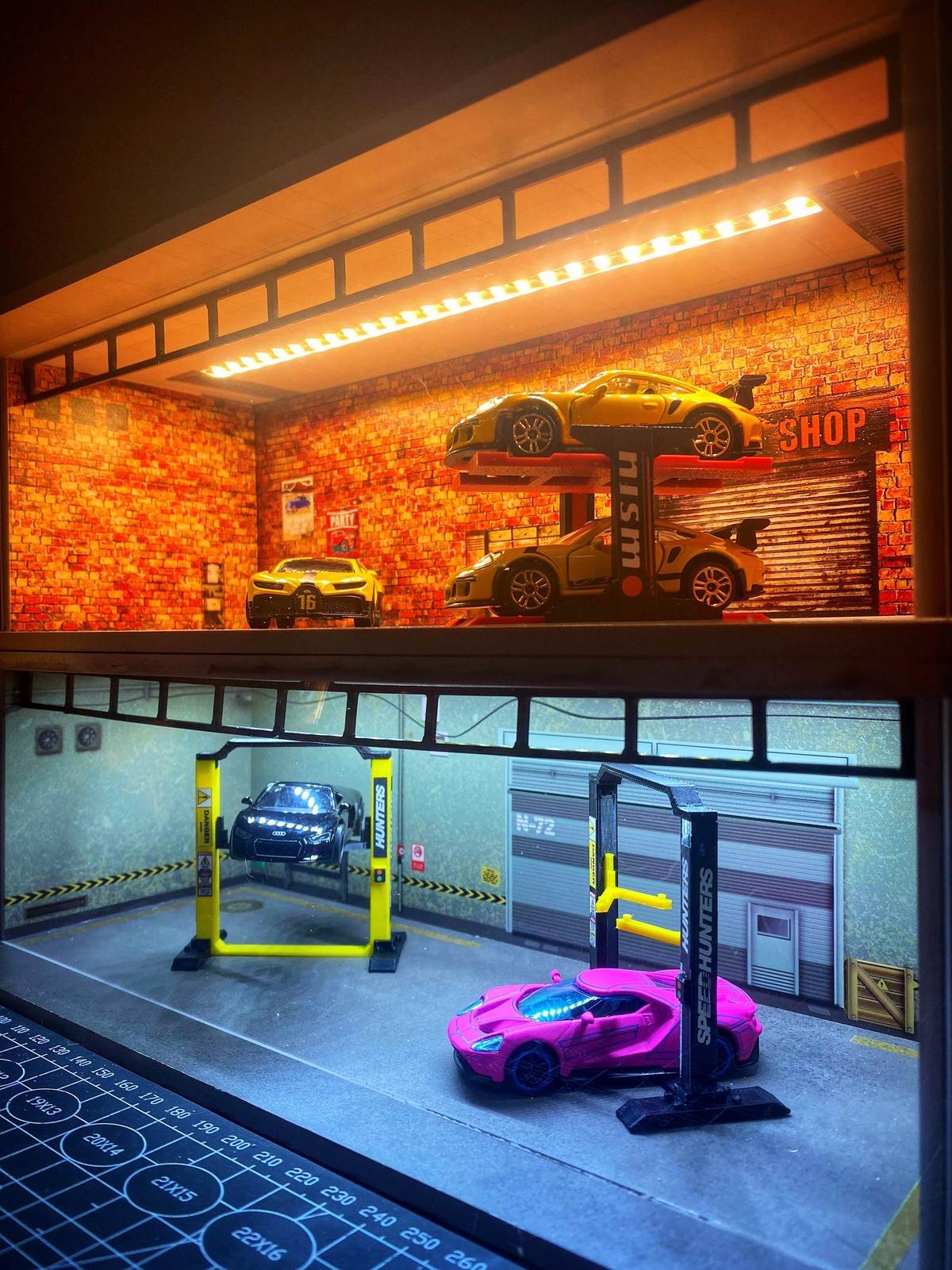 Diorama 1/64 Diecast Garage Showroom Model LED Parking Lot Model Display Case US
