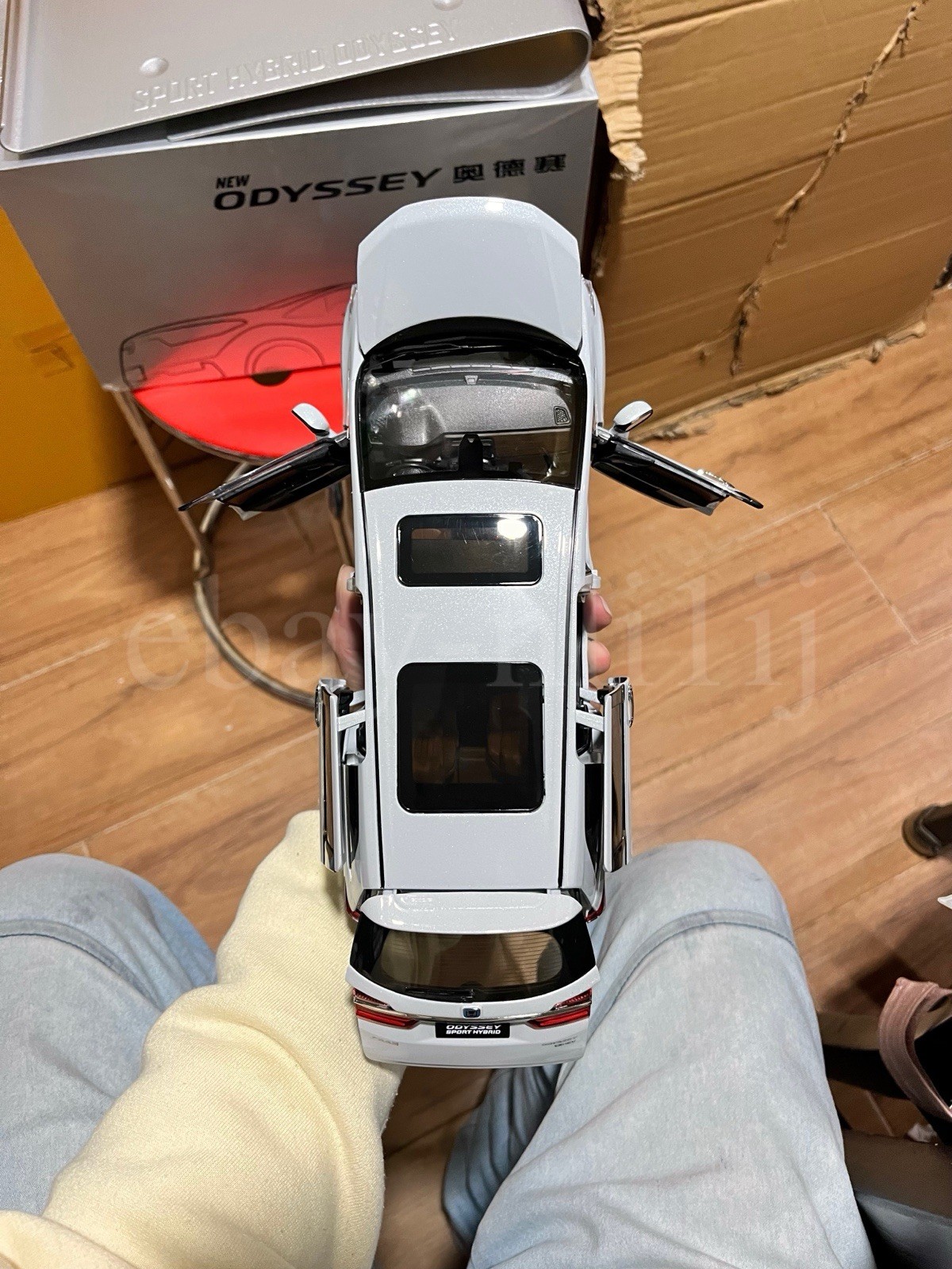 1:18 Scale Honda Odyssey Absolute Black Edition White Diecast Model With Base