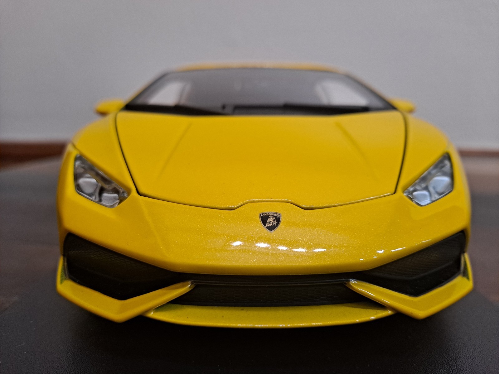 Rare Lamborghini Huracan Coupé LP 610-4 1:18 Yellow Diecast Car with Stand & Box