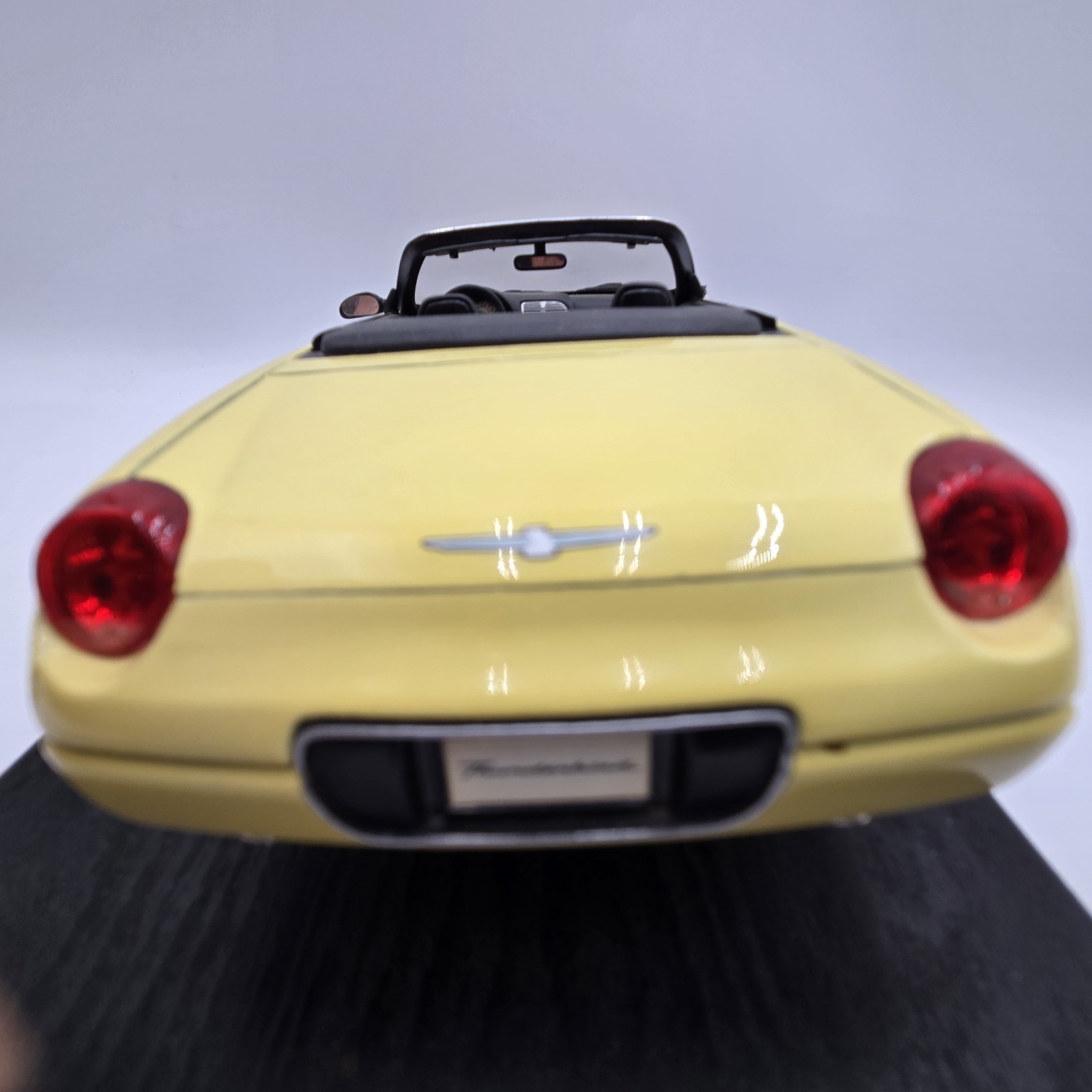 MAISTO Special Edition 1:18 Ford Thunderbird Show Car 1999 Removable Top w/Stand