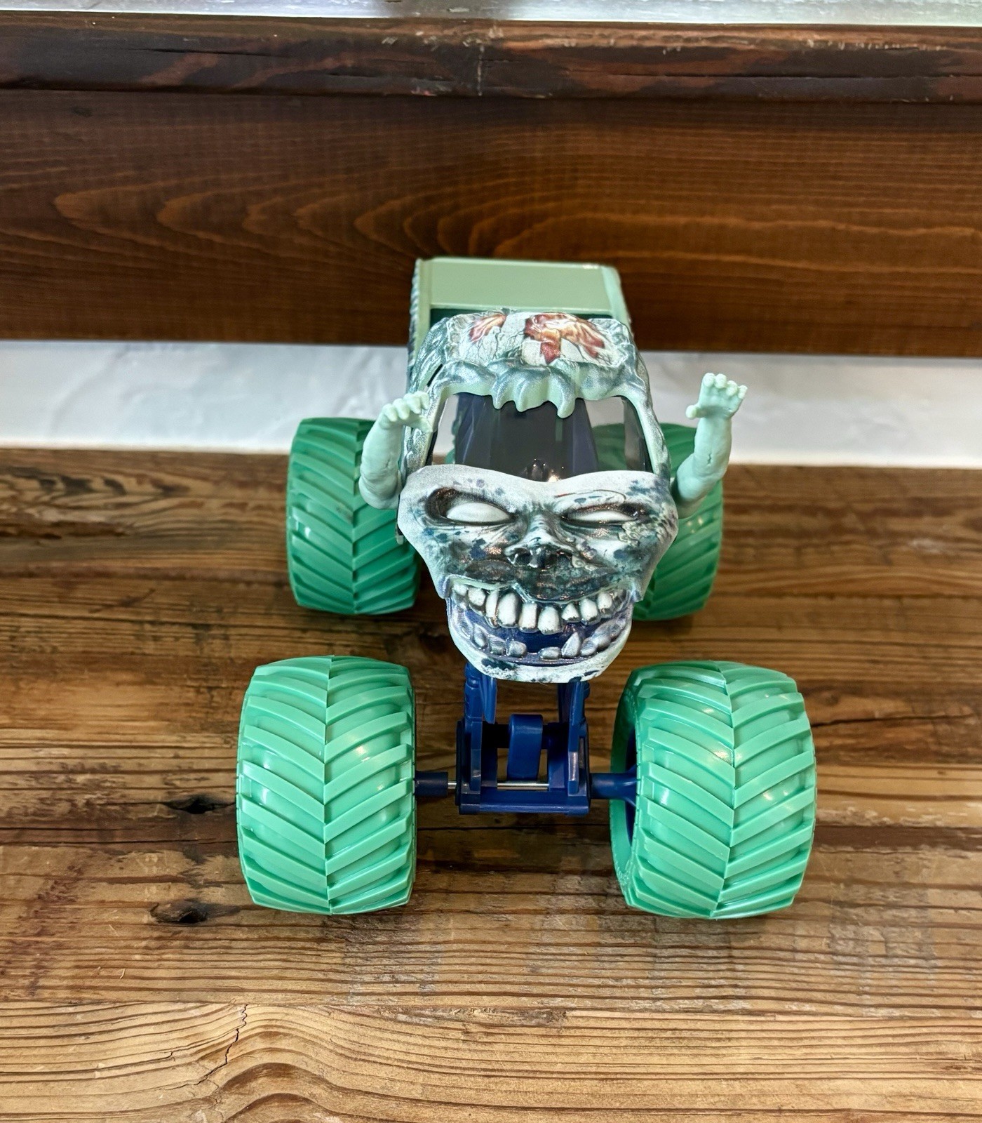 Spin Master Monster Jam RIPTIDE RAMPAGE ZOMBIE Truck 1:24 New