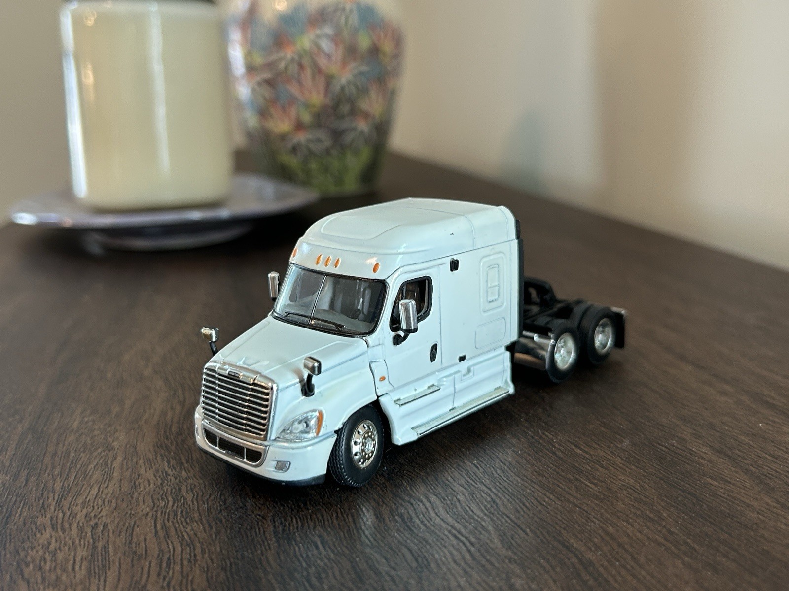 1/64 DCP Freightliner Cascadia Midroof Sleeper Custom