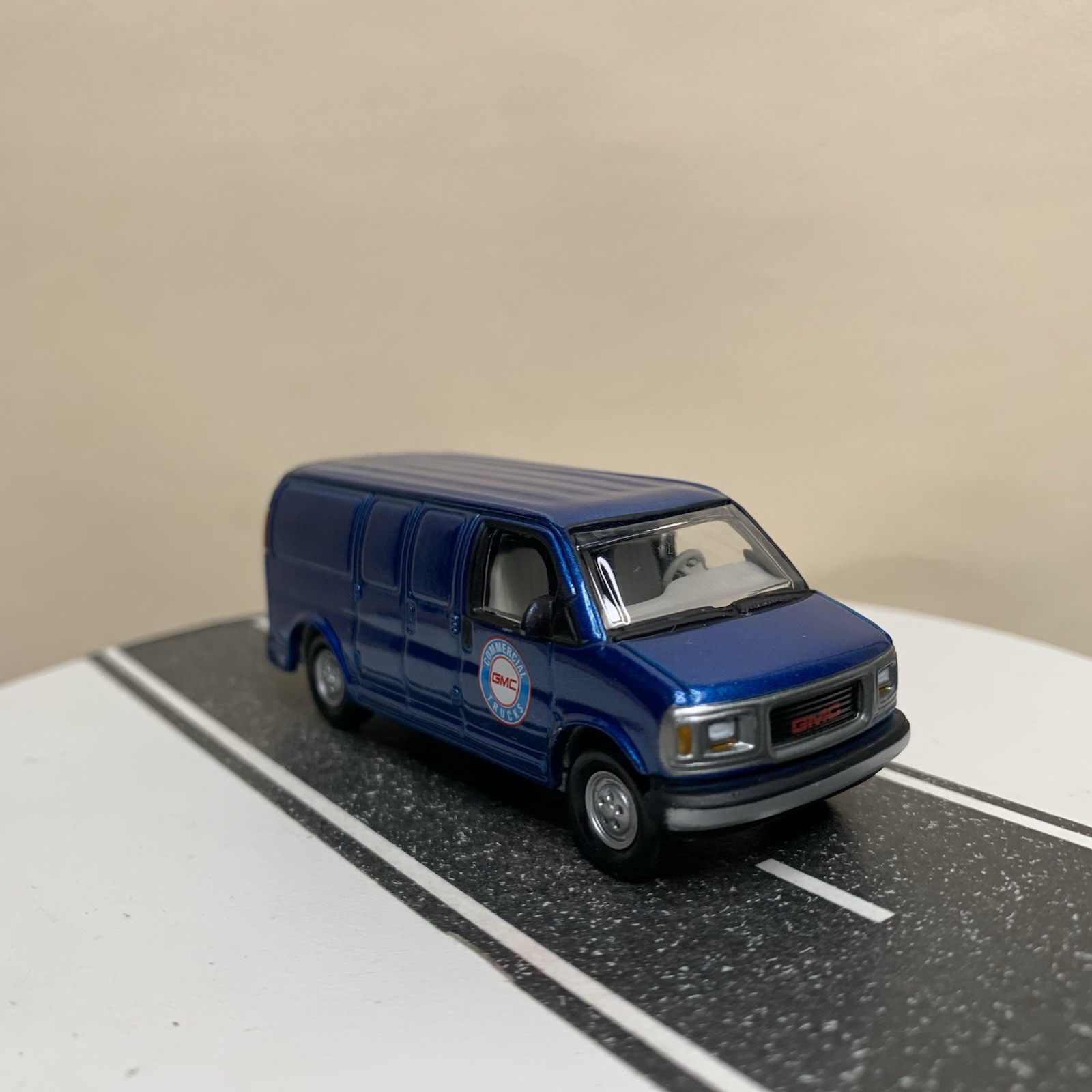 Johnny Lightning Working Class 2000 GMC Savana Van Blue “Commercial Trucks” NM