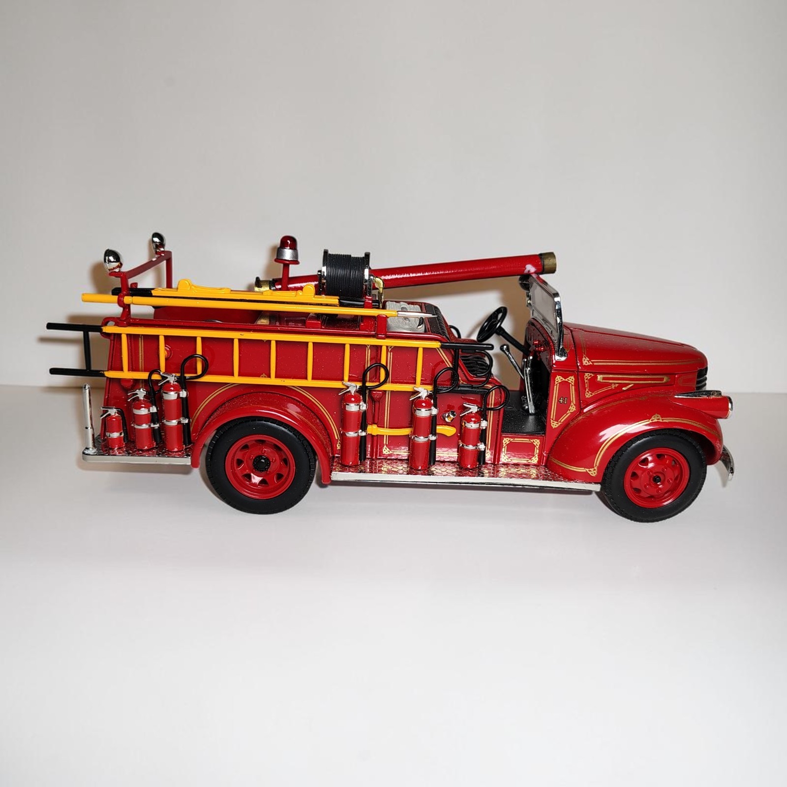 1941 GMC Fire Truck 1:24 Road Signature Diecast – Mint Condition Loose