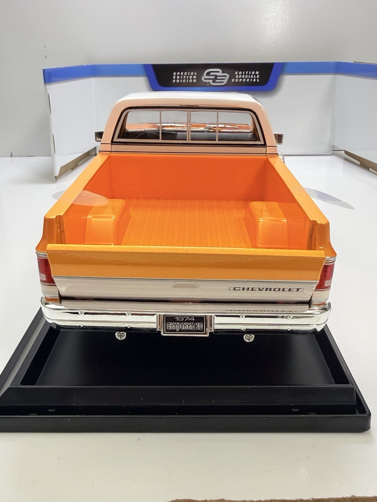 Maisto 1:18 1974 Chevrolet C10 Cheyenne Super Diecast Truck Orange/White Specia…