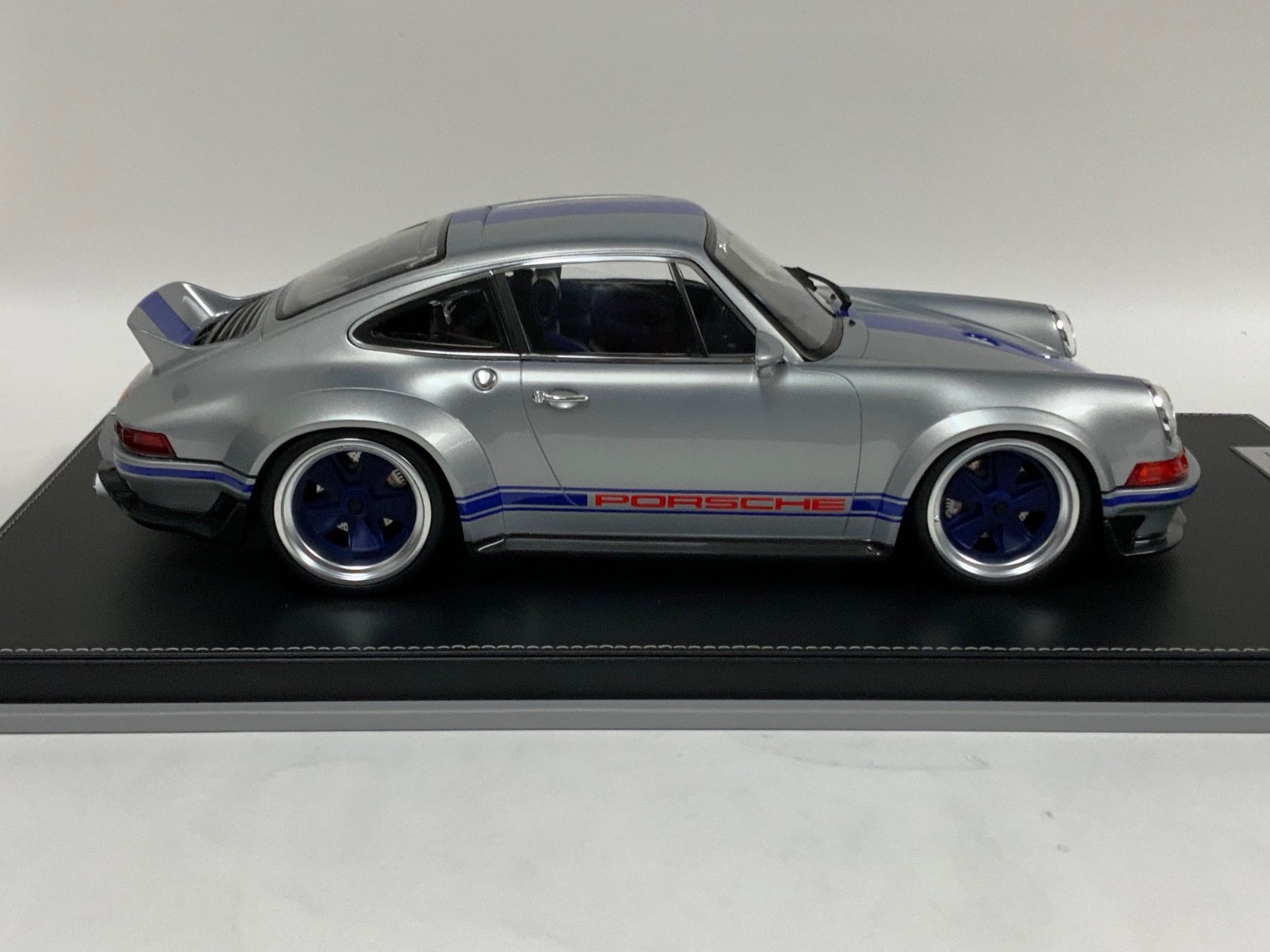 1/12 scale IVY model of Porsche 911 Singer DLS Gray with Blue stripe 40 pcs