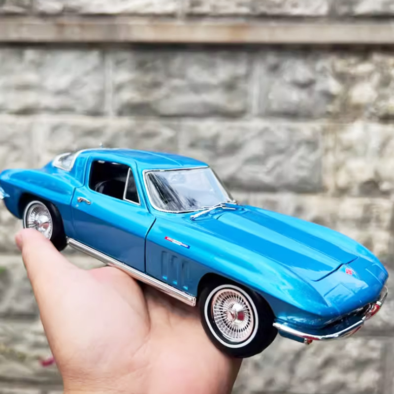 1:18 1965 Chevrolet Corvette Diecast Model