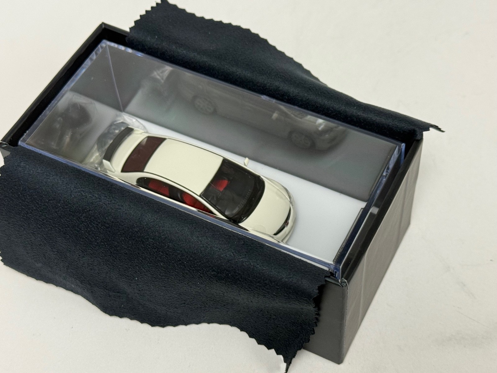 1/64 Motorhelix Honda Civic Type R ( FD2 ) in Championship White MIX 2