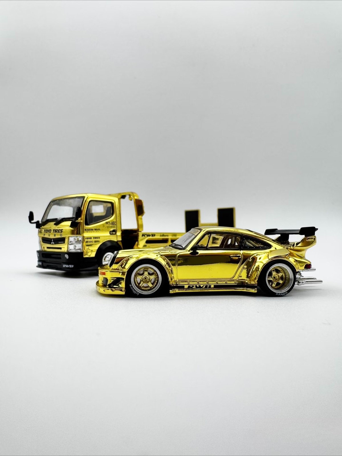 Pop Race XCartoys HEC Beijing 1/64 RWB 930 Gold Set Ltd 300 Truck Transporter