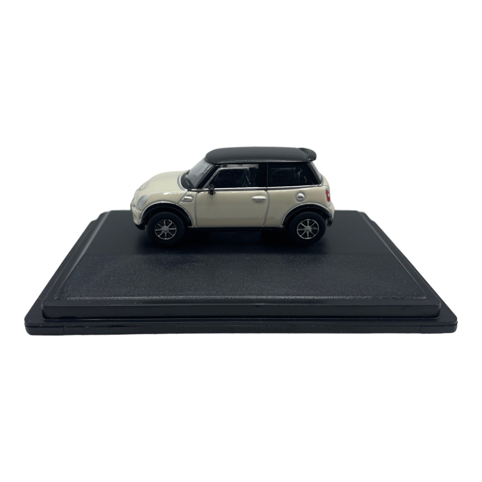 MINI Cooper S Hardtop R56 Pepper White with Black Roof Diecast car 1:76 OO Scale