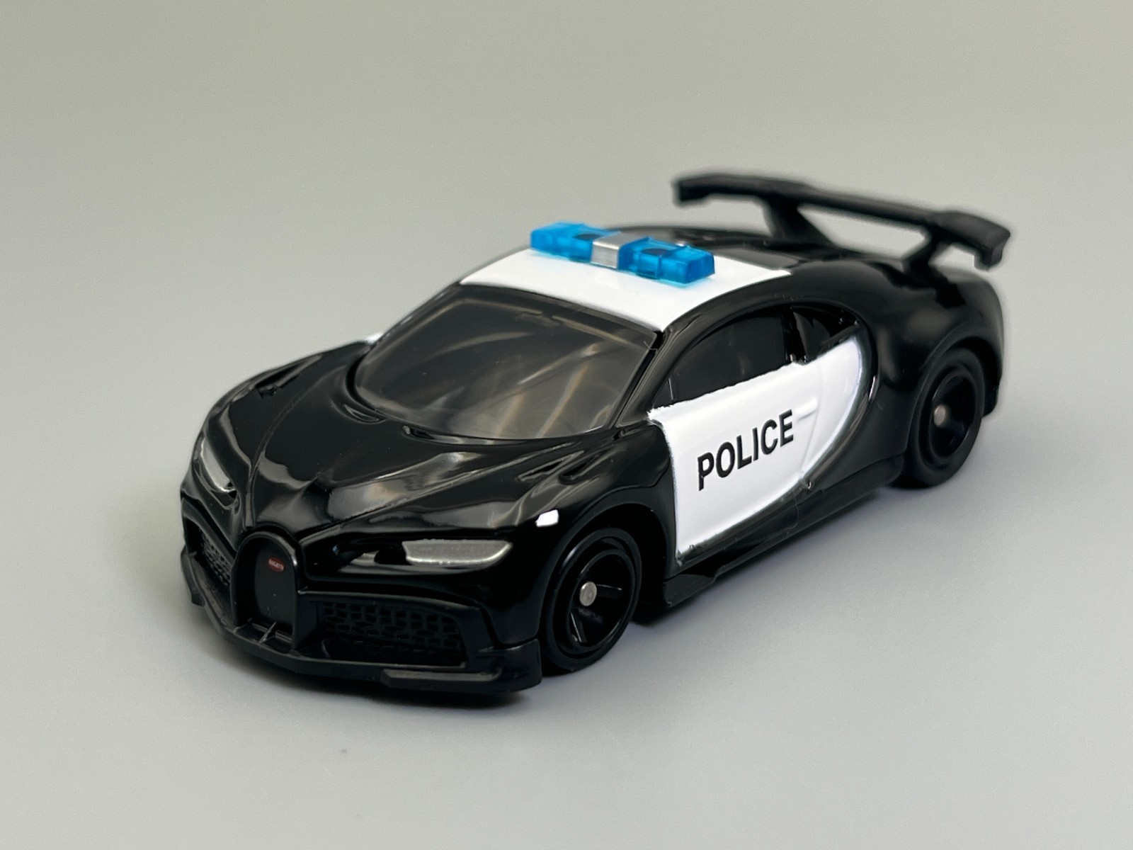 Bugatti Chiron Pur Sport Police Pursuit Tomica #79 1/63 scale