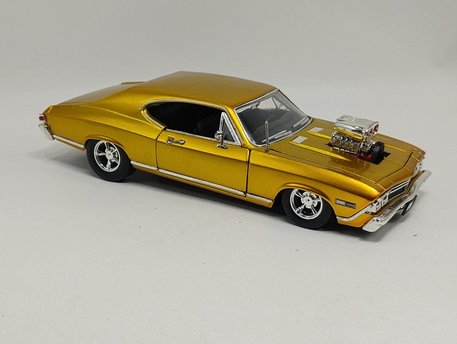 SunnySide 1:24 Scale Gold 1968 Chevy Chevelle SS 396 HARD TO FIND