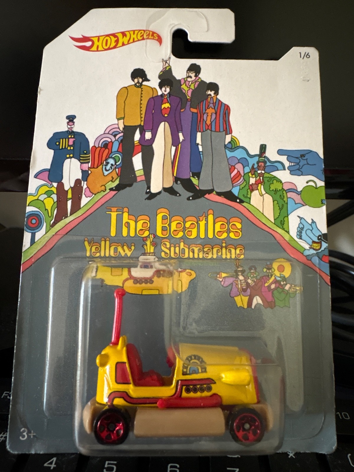 HOT WHEELS 1/6 THE BEATLES YELLOW SUBMARINE BUMP AROUND