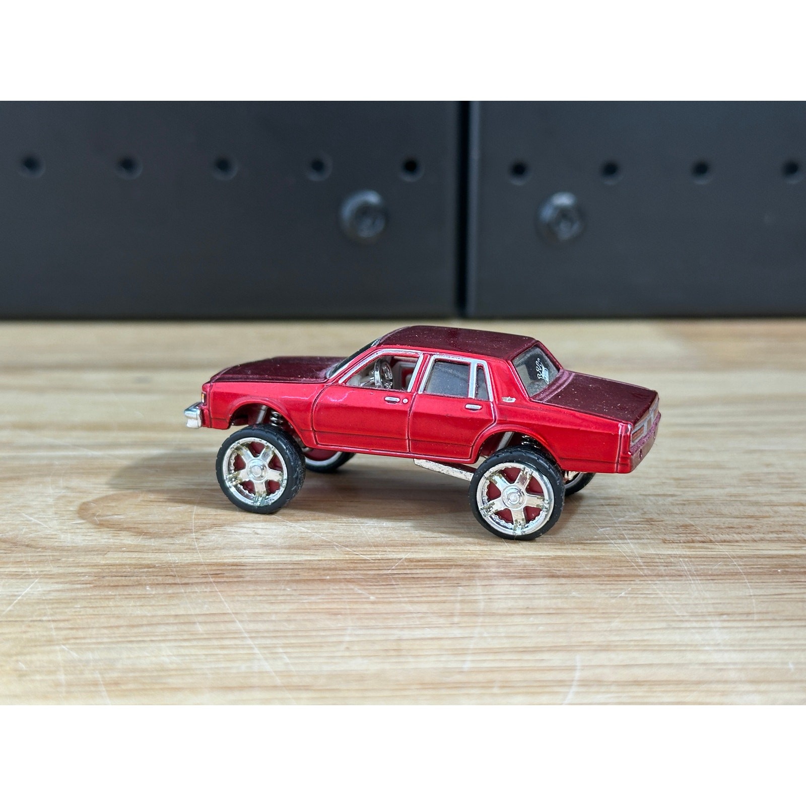 Maisto King of the Street ‘87 Chevrolet Caprice Supreme Red Metallic