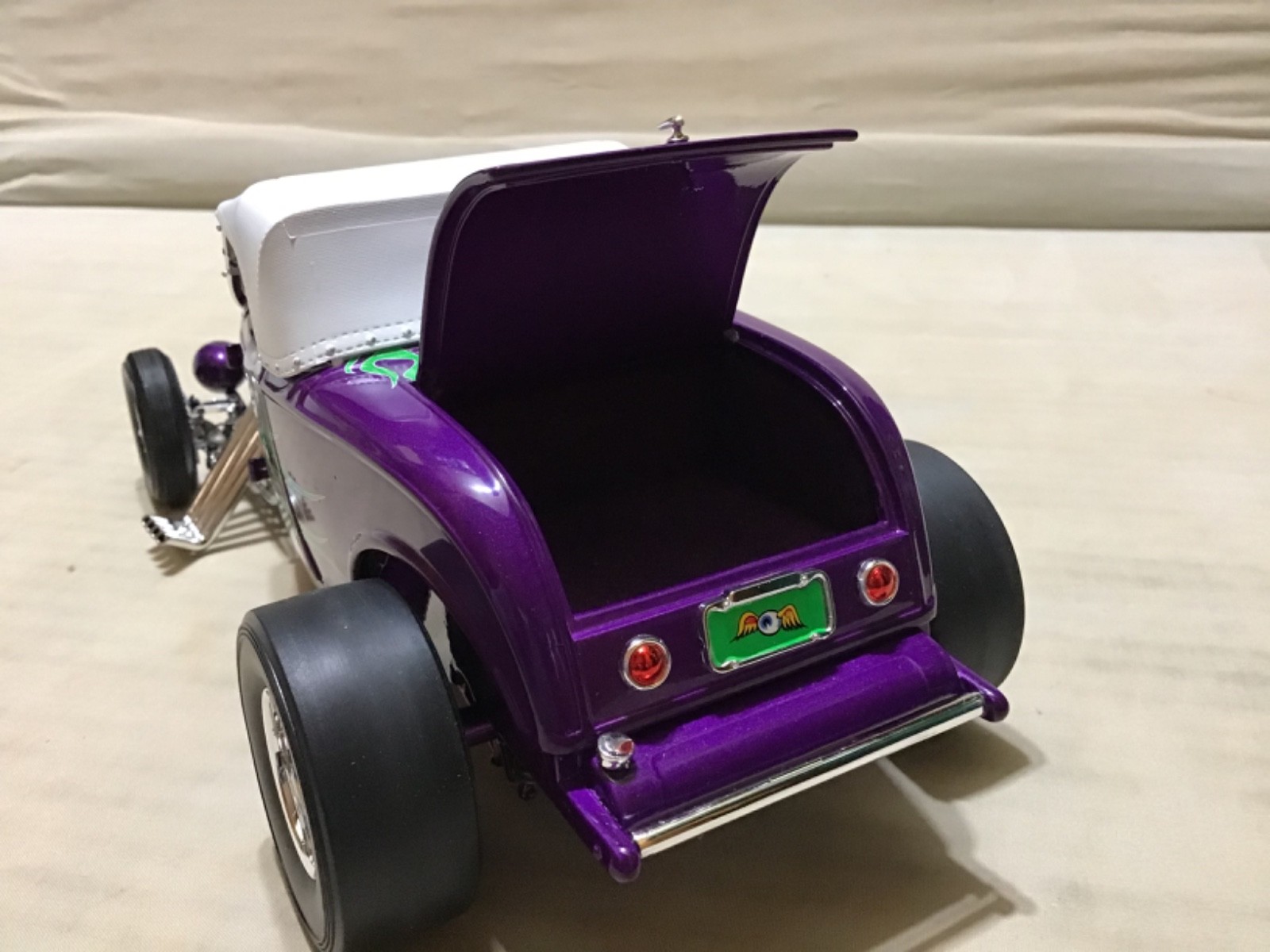 FORD 1932 RAT FINK WITH FIGURE PURPLE FLAMED ROADSTER 1/18 ACME #A1805020 NICE