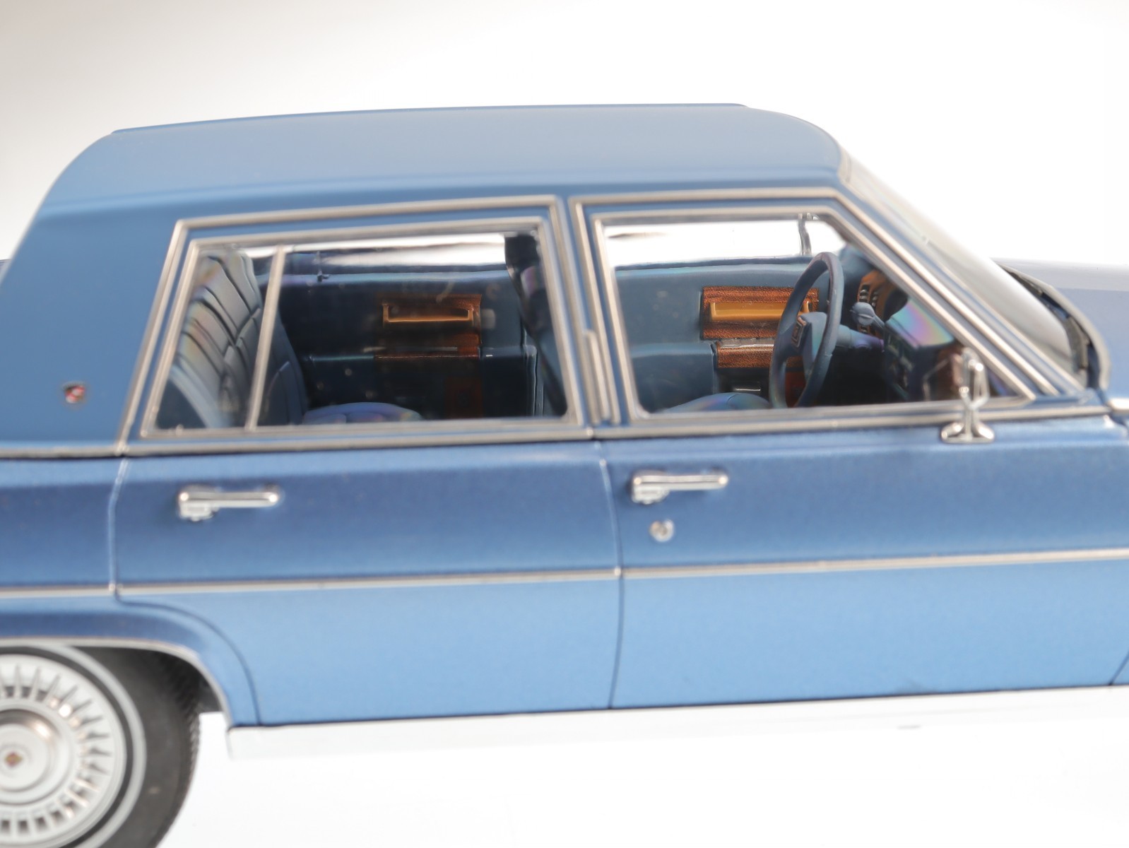 Cadillac Fleetwood Brougham 1982 Light Blue diecast model car 18252 MCG 1:18