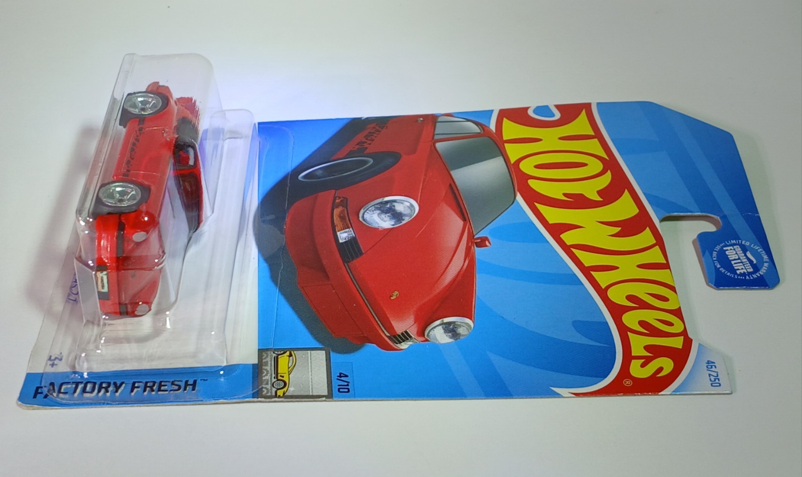Hot Wheels Factory Fresh Porsche 911 Carrera RS 2.7 Red 1:64 Real Riders- Inter.