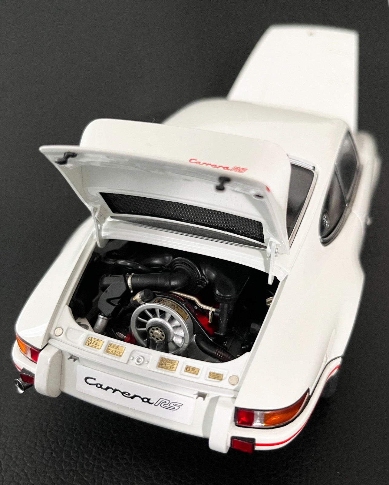 AUTOART PORSCHE 911 CARRERA 2.7 RS WHITE/RED W/ 1/18 F. PORSCHE FIGURINE