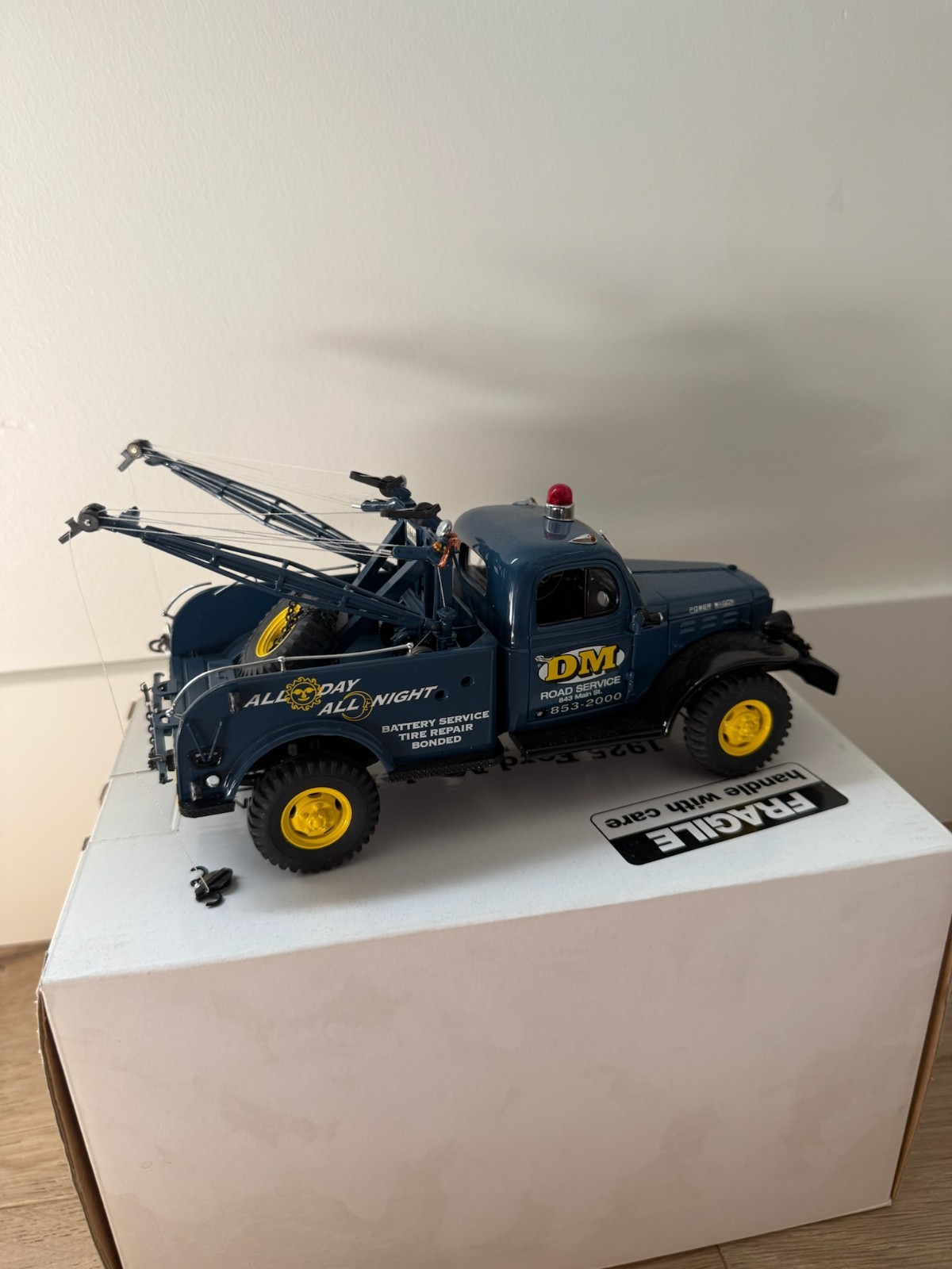 Danbury Mint 1941 Dodge Power Wagon Tow Truck 1:24 Diecast