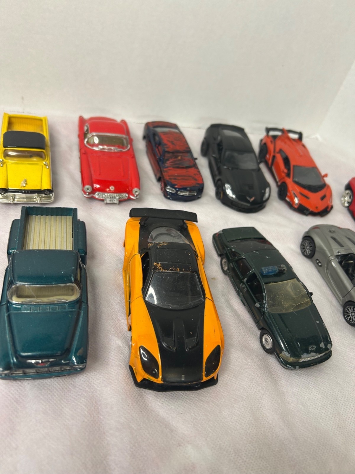 Lot of 20 Diecast Cars 1:32-1:39 Scale Sports Cars Classic Cars Mixed Brands