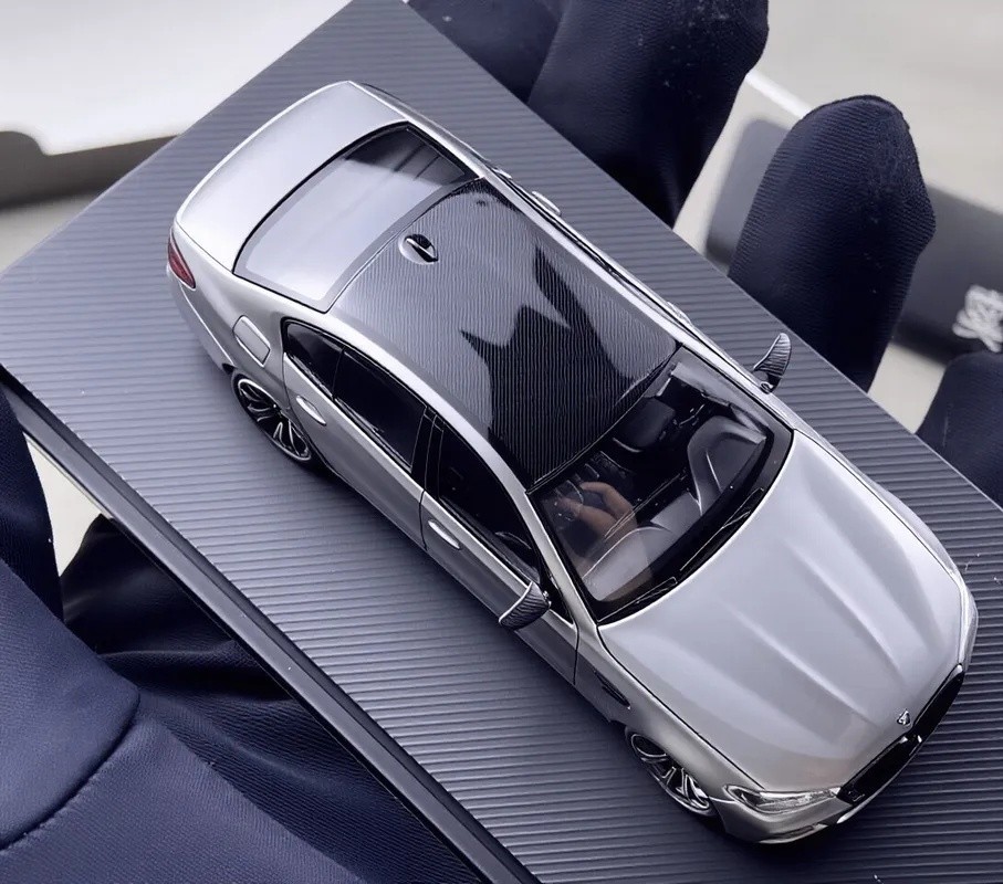 MJ 1:64 Gray M5 F90 Luxury Sedan Sports Model Diecast Metal Car