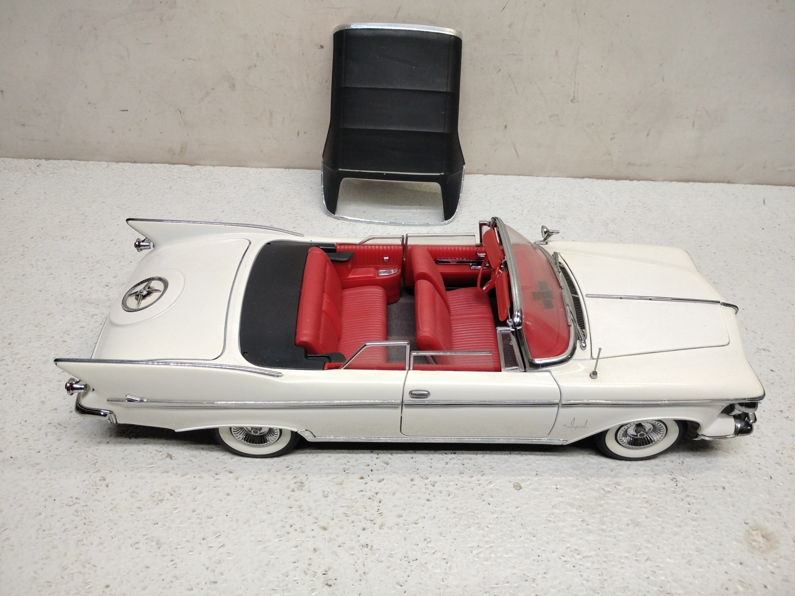 Yat Ming Road Signature 1961 Imperial Crown Convertible White 1:18 Removable Top