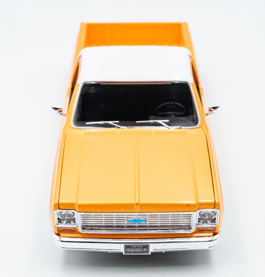 Maisto 1/18 Scale – 1974 Chevrolet C10 Cheyenne Super – Orange, White