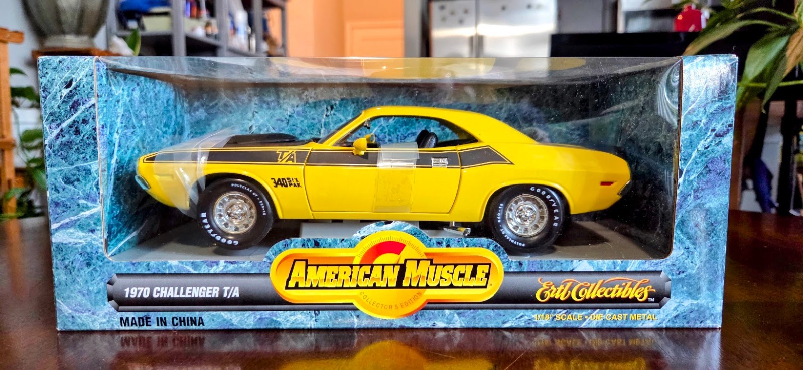 Vintage ERTL Dodge 1970 Challenger T/A 340 Six Pack Top Banana Yellow 1:18 Mopar