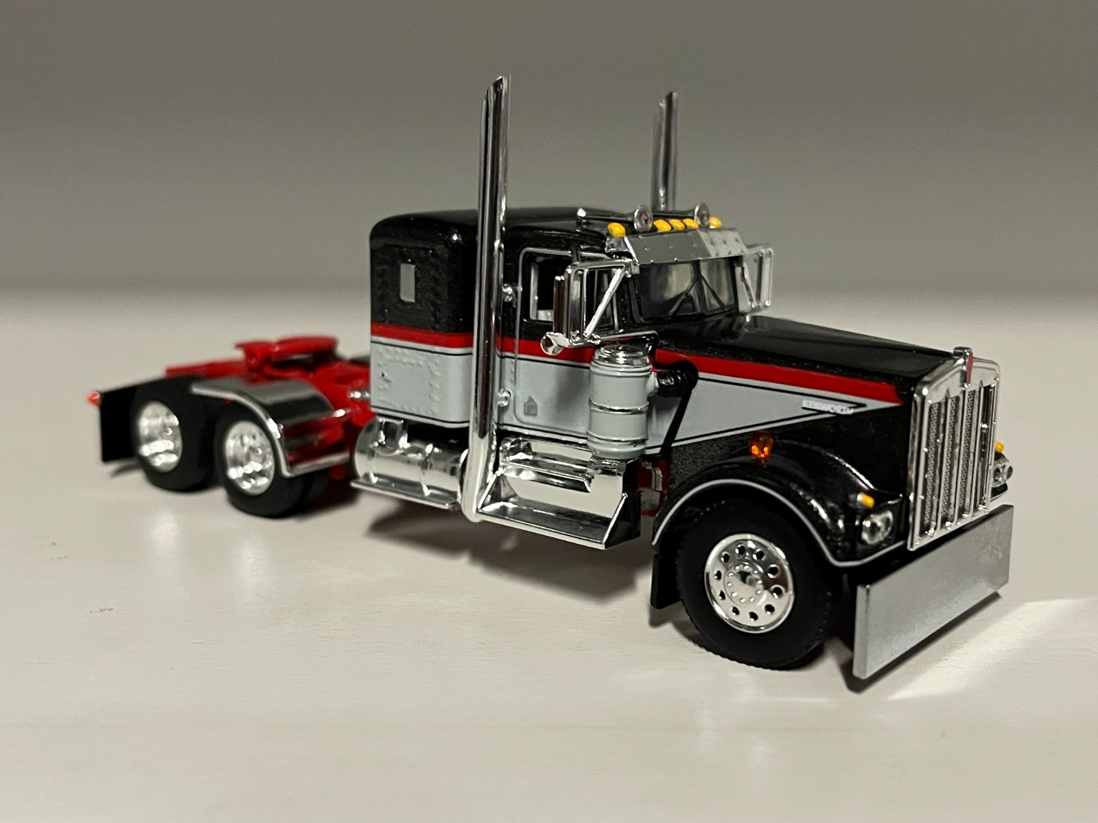 DCP 1/64 CHARCOAL RED GRAY KENWORTH W900A 36″ WESTERN SHOW PARTS