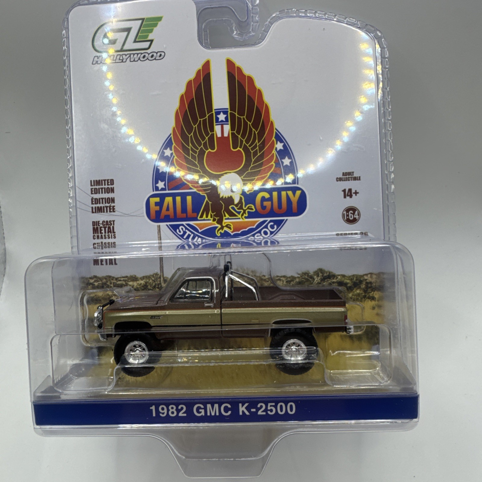 Greenlight Fall Guy Stuntman Assoc 1982 GMC K-2500 Sierra Grande 1/64