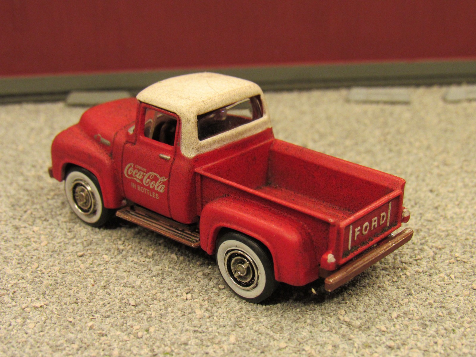 CUSTOM BUILT WEATHERED RUSTY JUNK PARTS YARD 1956 FORD COKE COLA TRUCK 1:64/