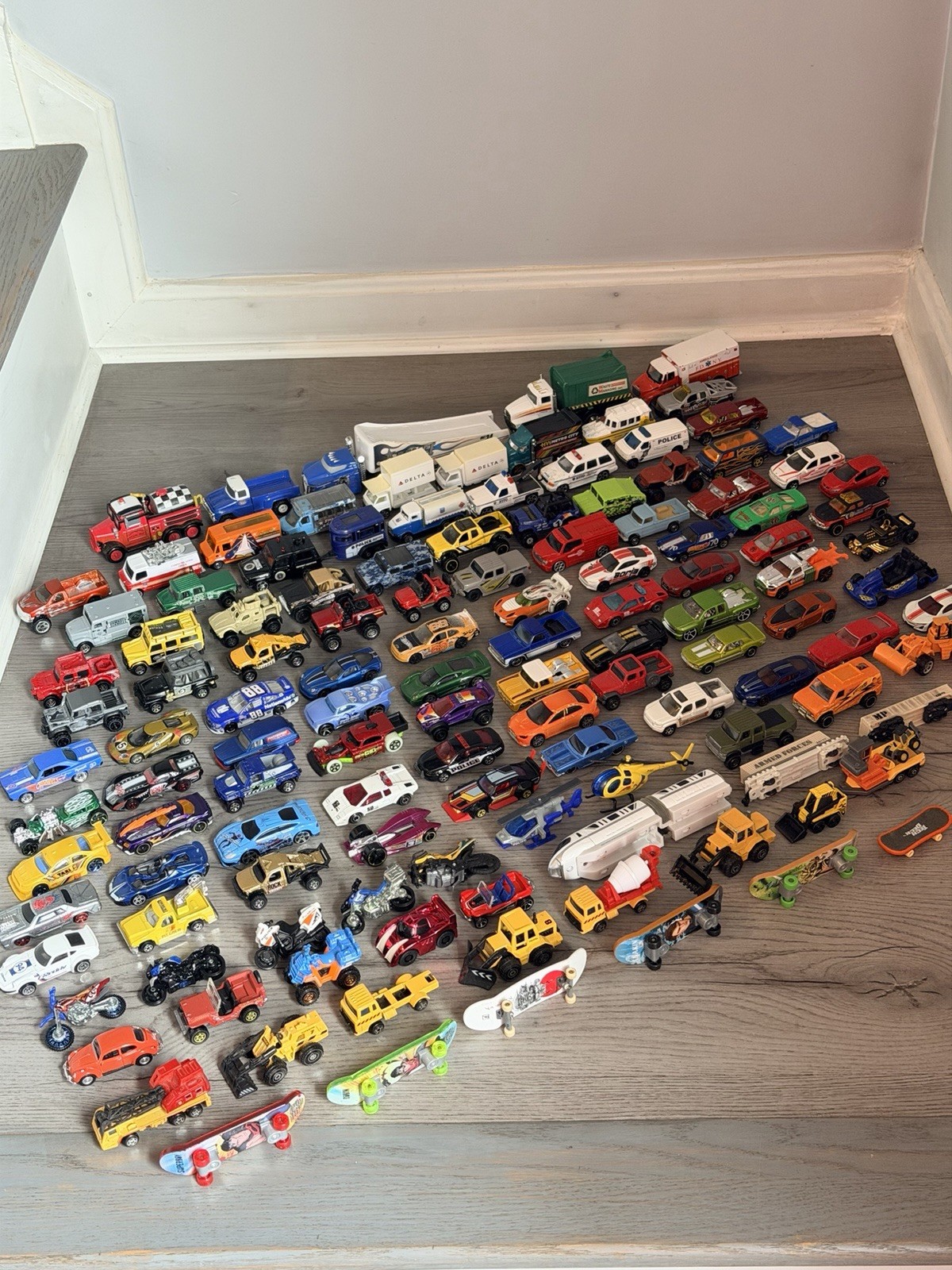 Large (126 pieces) collection of loose die-cast , plastic toy cars. Various size