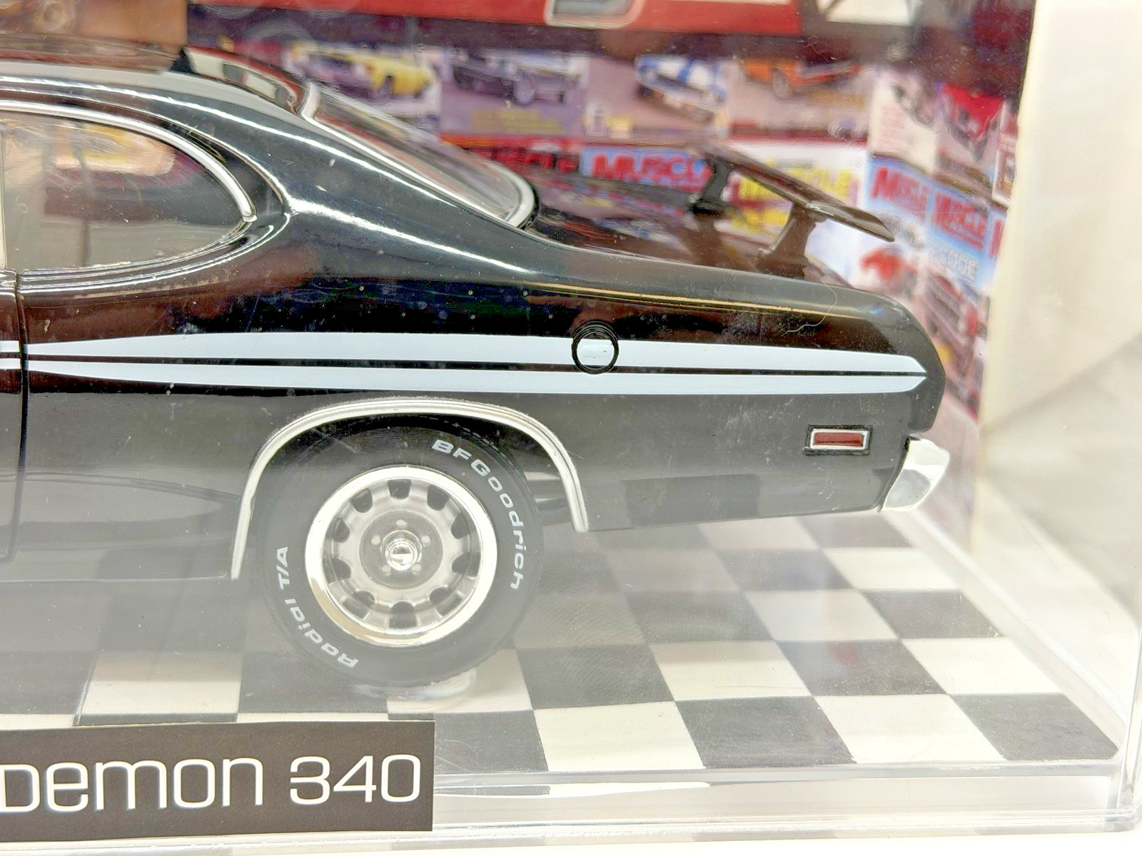Auto World American Muscle 1971 Dodge Demon 340 Model Car 1:18 in Case Bx7-6