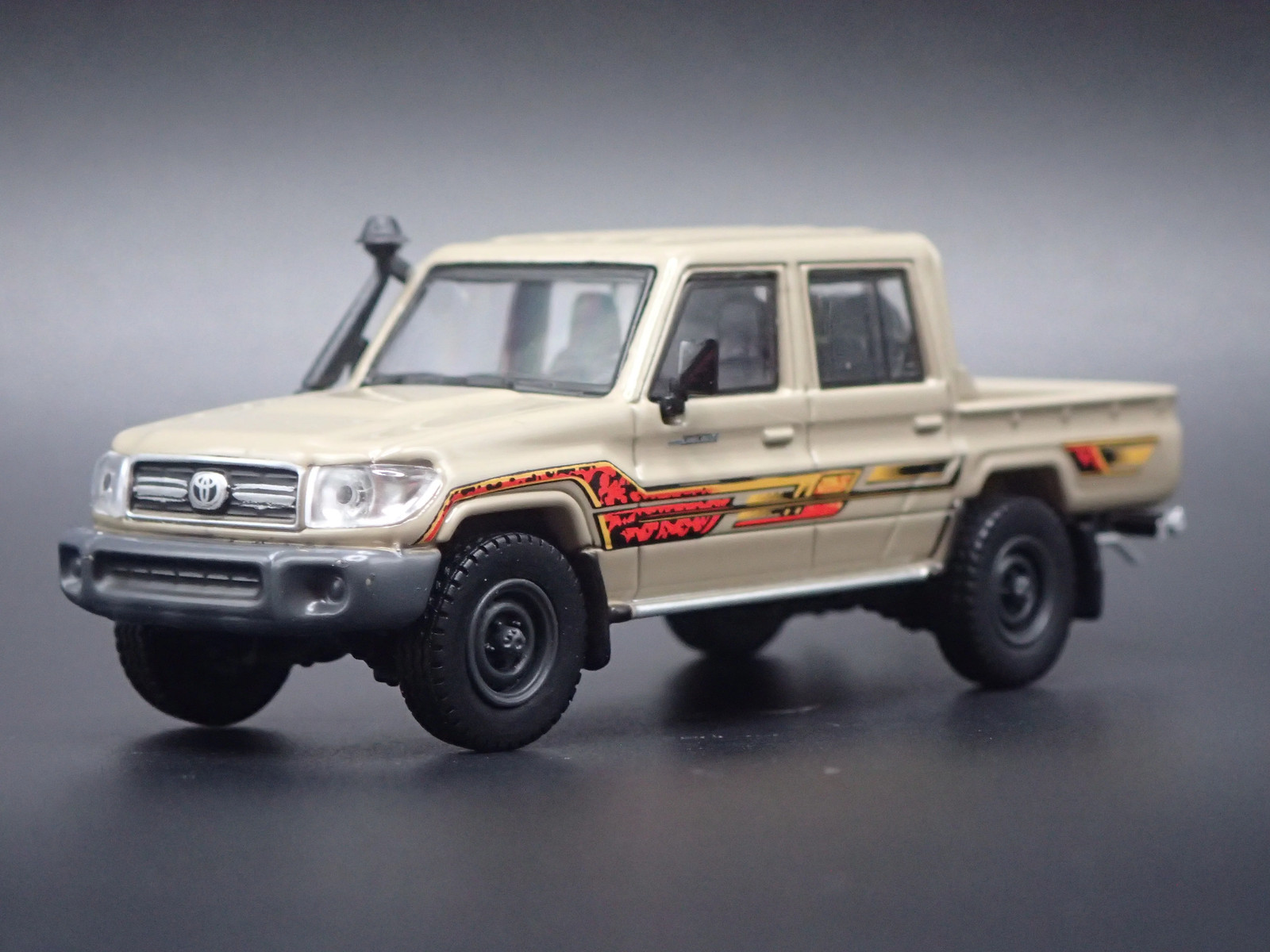 TOYOTA LAND CRUISER 70 SERIES DOUBLE CAB LC79 TRUCK 1/64 SCALE DIECAST MODEL CAR