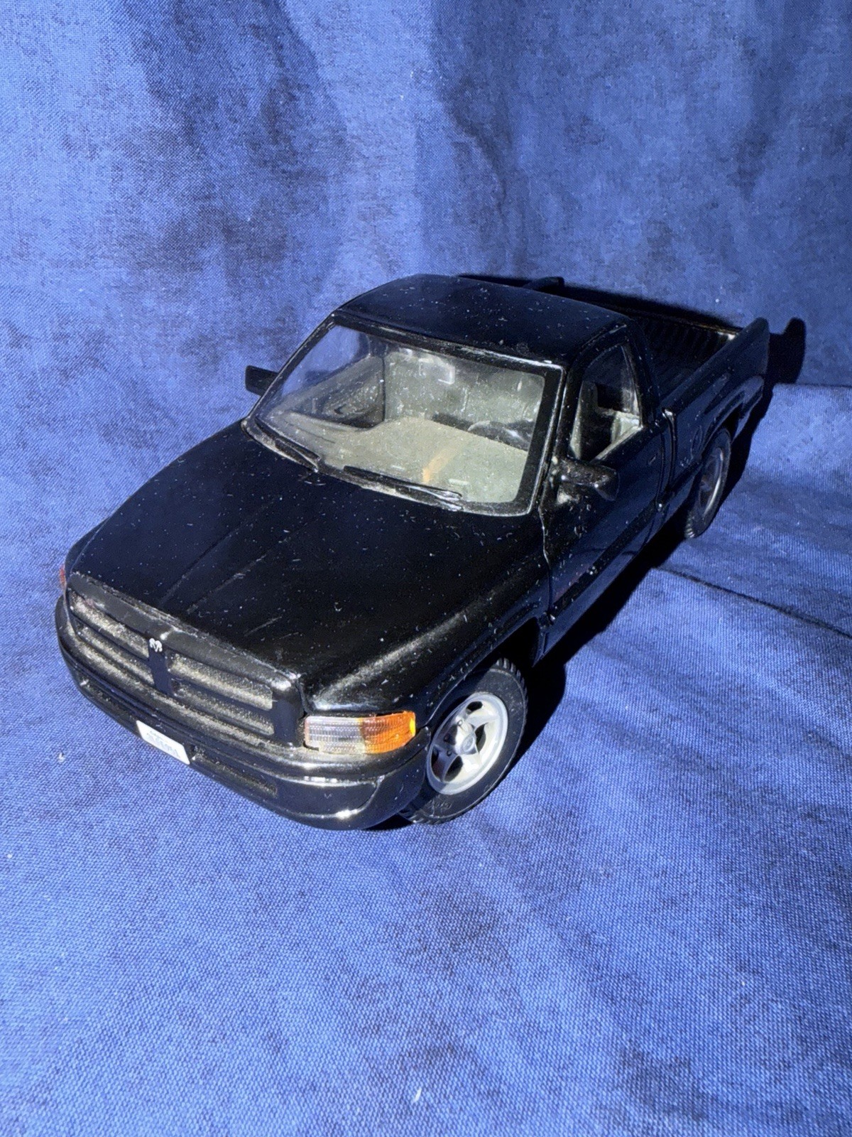 Dodge Ram 1500 V8 Sport 1/26-Black-Made by Maisto