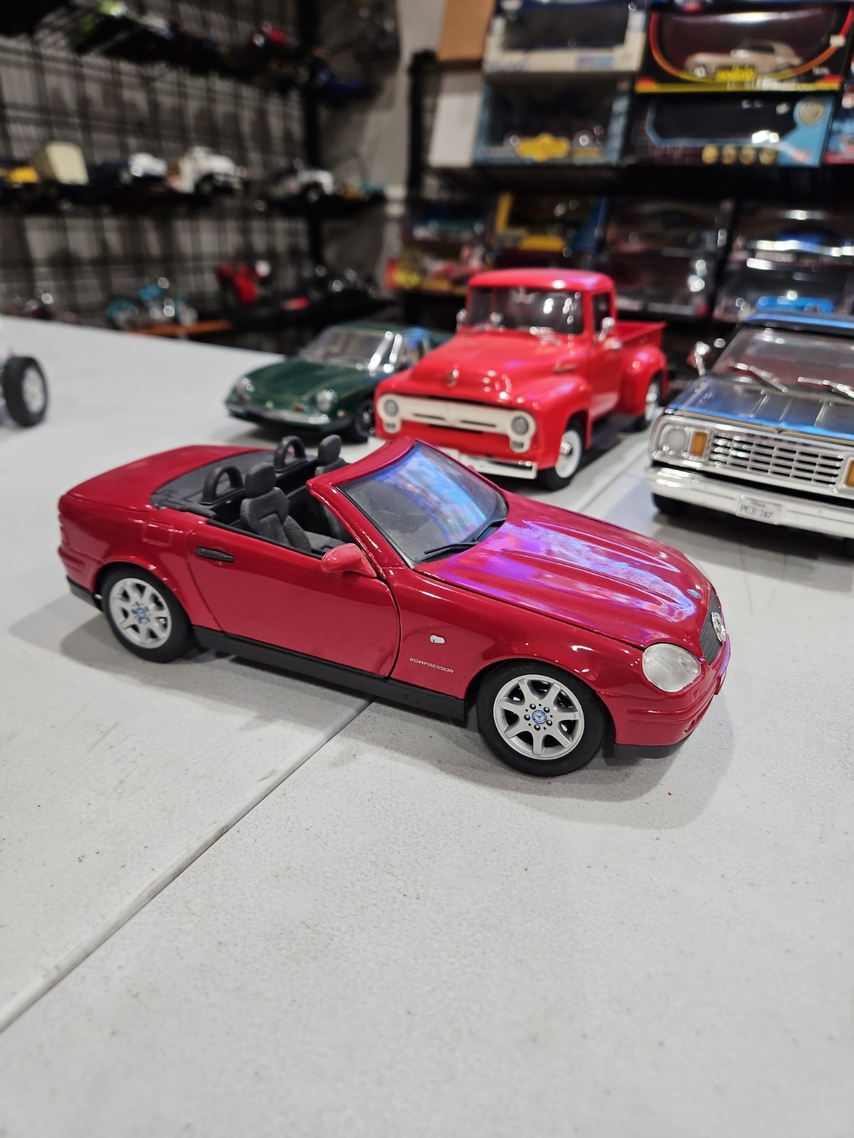 1:18 MAISTO MERCEDES BENZ SLK RED ON BLACK – NO BOX – FREE SHIPPING INCLUDED