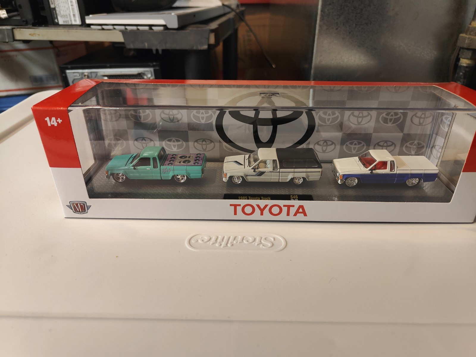 NEW M2 Machines Hauler Toyota 1985 Toyota Trucks – CHASE – IN HAND