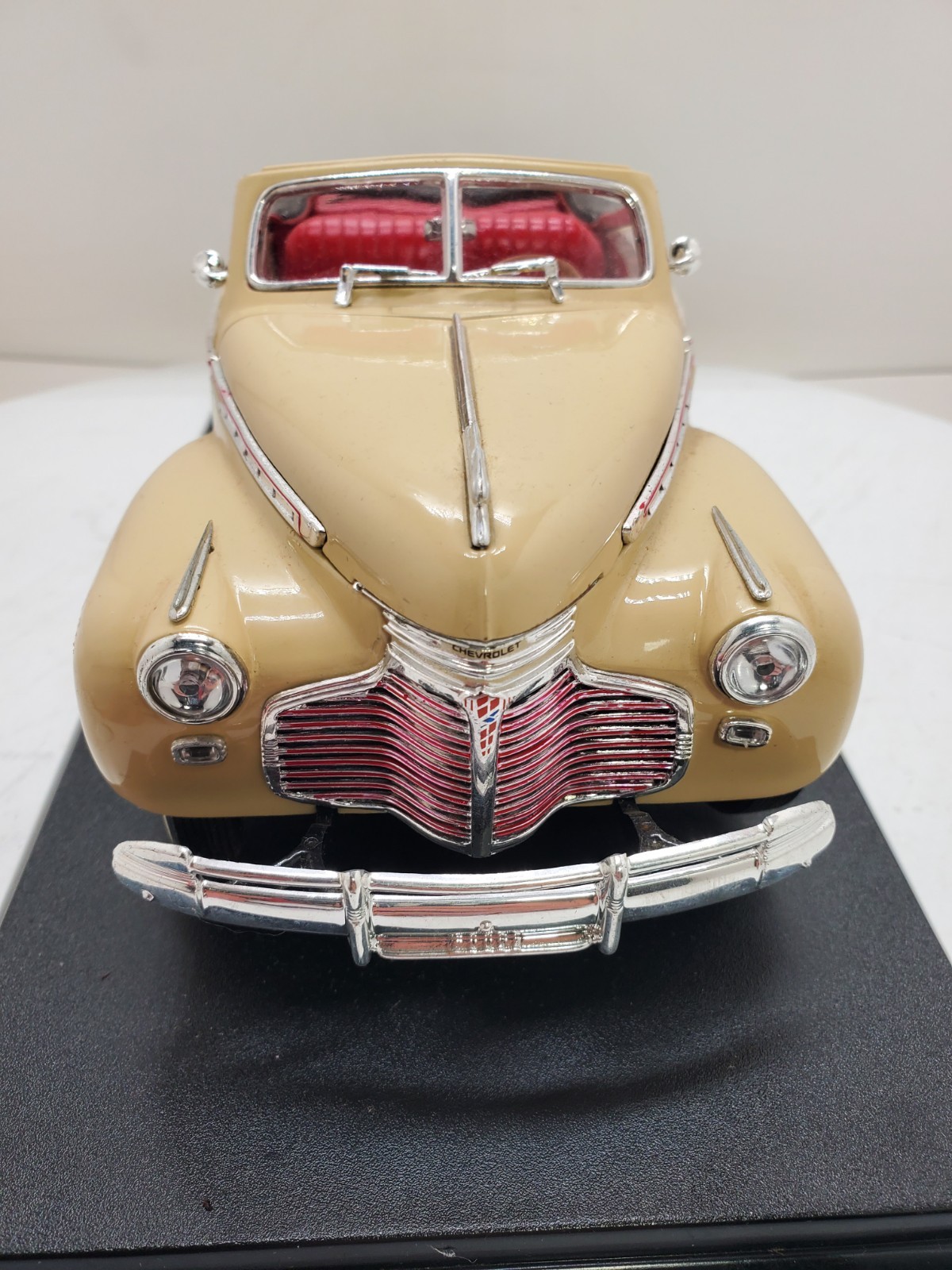 WELLY Collectable 1941 Chevrolet Special Deluxe 1:18 Diecast Beige/Red No Box