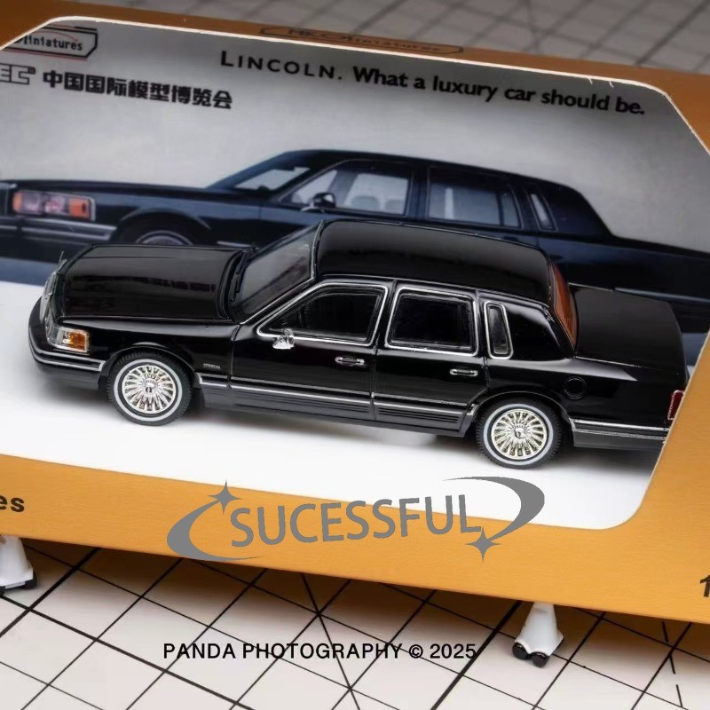 Functional Suspension 1:64 MK 1992 Lincoln Town Car Alloy Diecast Replica