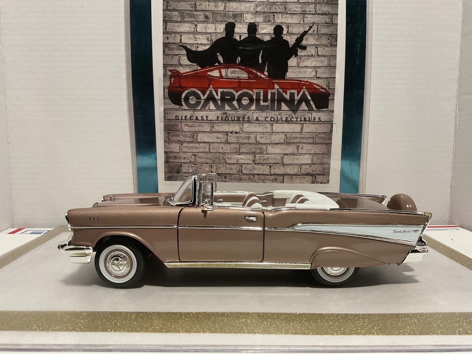 1/18: ROAD SIGNATURE 1957 CHEVROLET BEL AIR BRONZE ON WHITE
