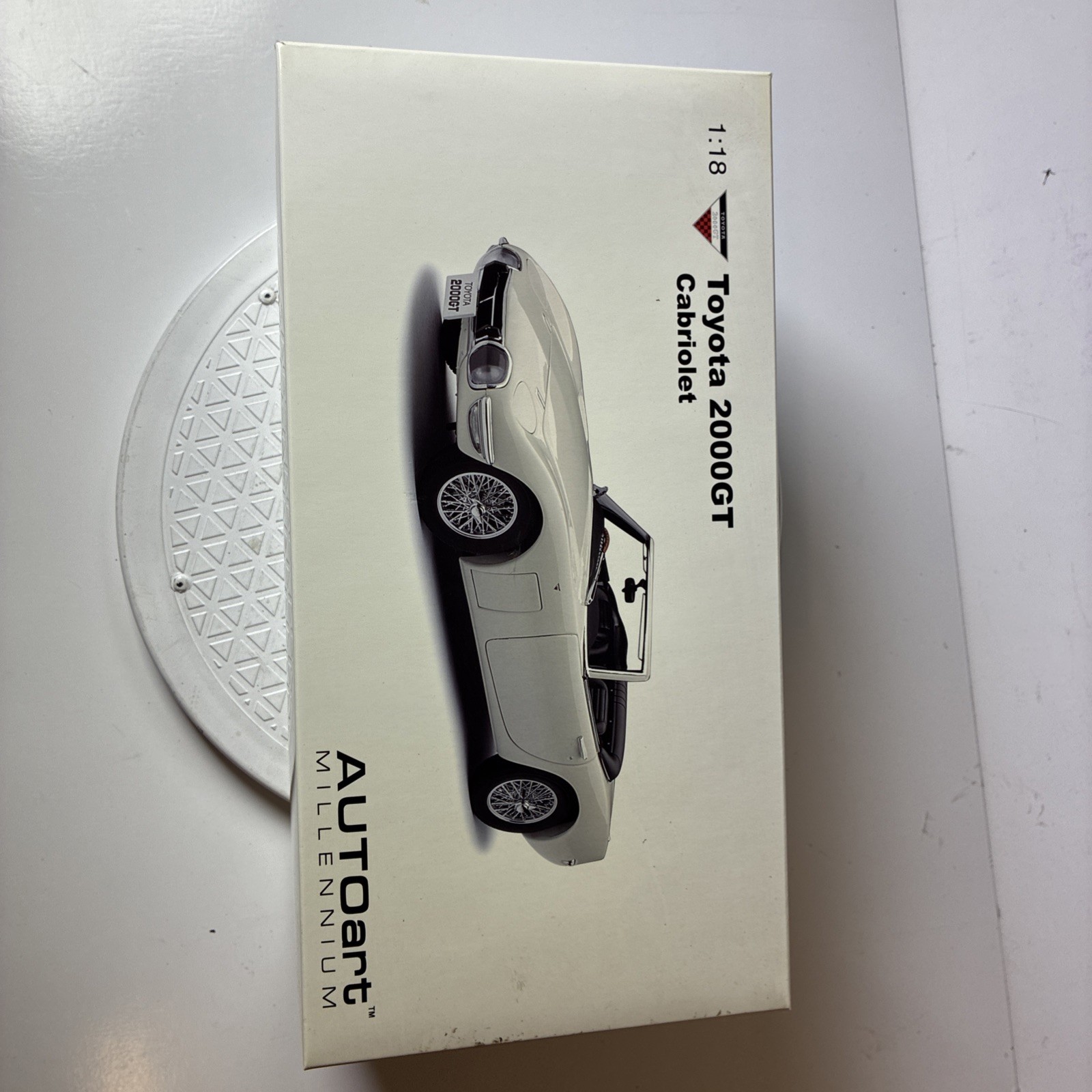AUTO art MILLENNIUM 1/18 TOYOTA 2000GT White Miniature Scal bond Car Hobby 2010